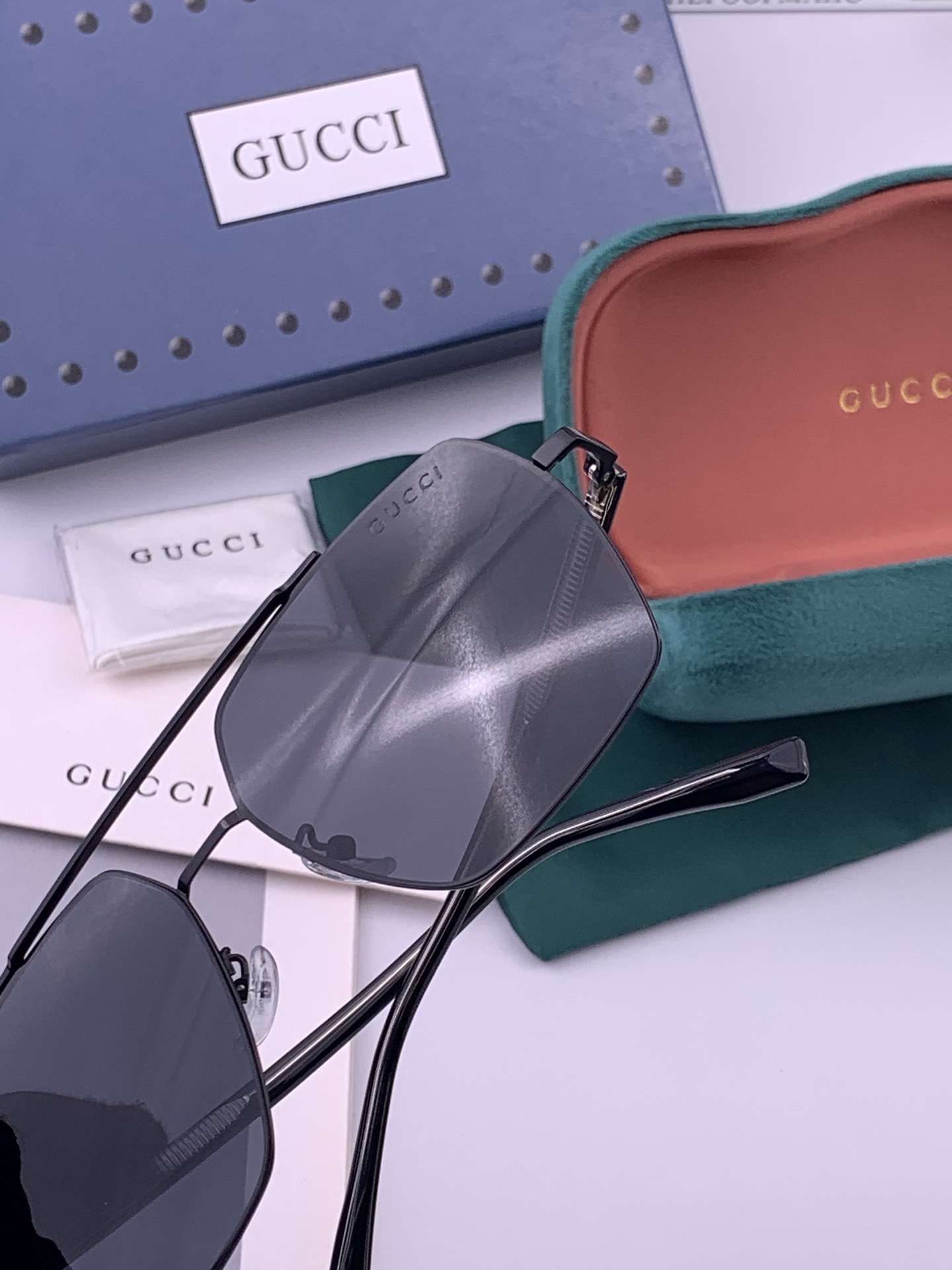 Gucci 男款炫彩飞行员偏光太阳镜 ❤️材质：高清尼龙加厚卡槽高清偏光镜片 🌹无边框镜架💕颜👍型号：G