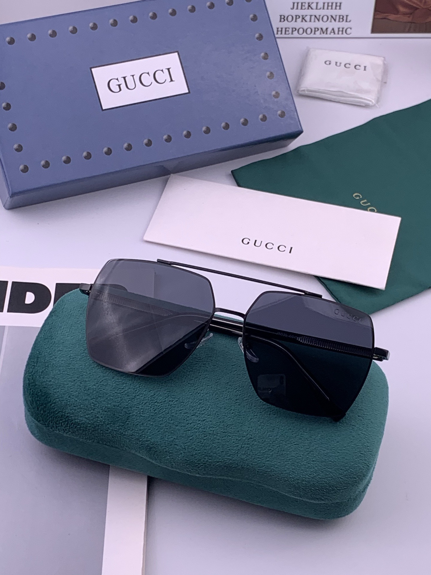 Gucci 男款炫彩飞行员偏光太阳镜 ❤️材质：高清尼龙加厚卡槽高清偏光镜片 🌹无边框镜架💕颜👍型号：G
