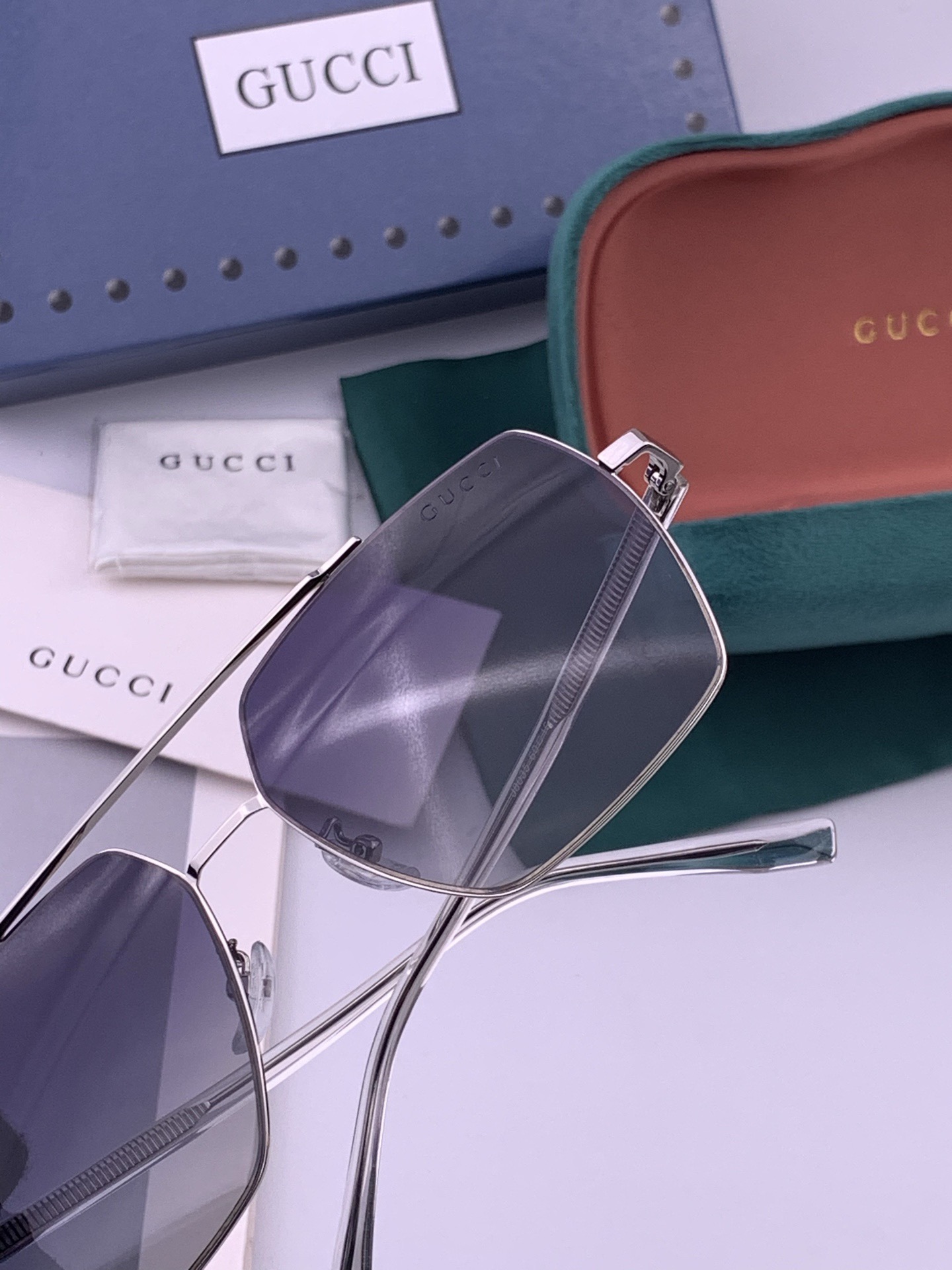 Gucci 男款炫彩飞行员偏光太阳镜 ❤️材质：高清尼龙加厚卡槽高清偏光镜片 🌹无边框镜架💕颜👍型号：G
