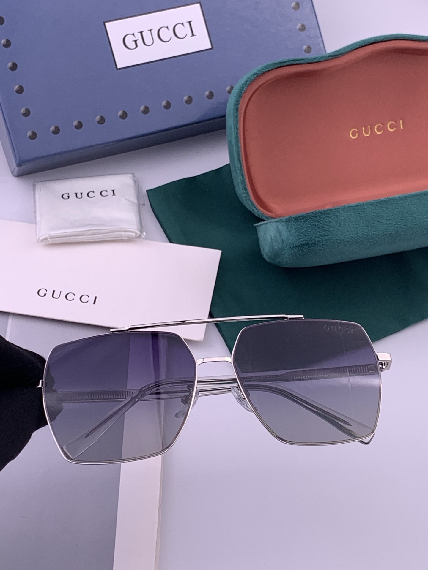 Gucci 男款炫彩飞行员偏光太阳镜 ❤️材质：高清尼龙加厚卡槽高清偏光镜片 🌹无边框镜架💕颜👍型号：G