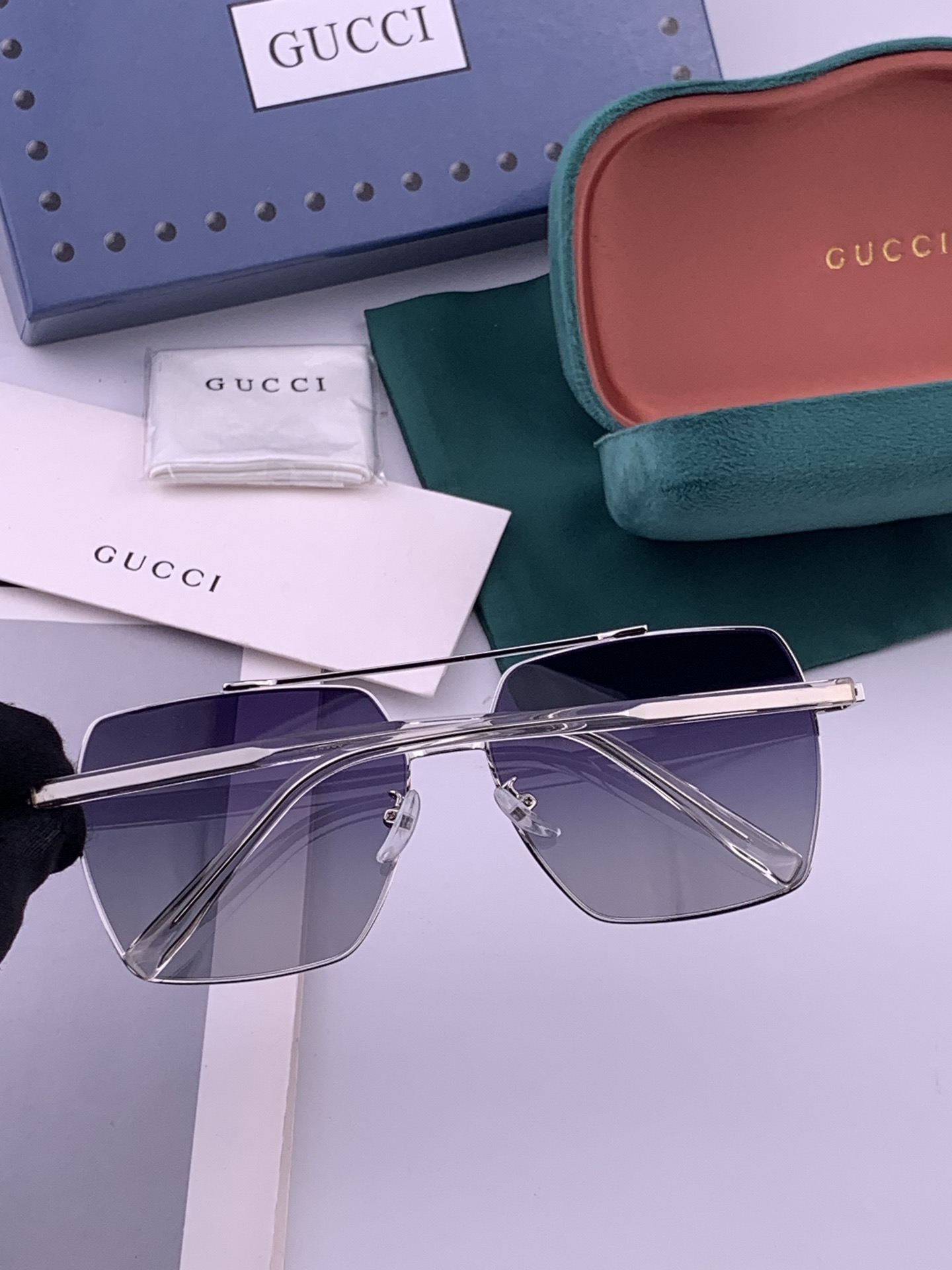 Gucci 男款炫彩飞行员偏光太阳镜 ❤️材质：高清尼龙加厚卡槽高清偏光镜片 🌹无边框镜架💕颜👍型号：G