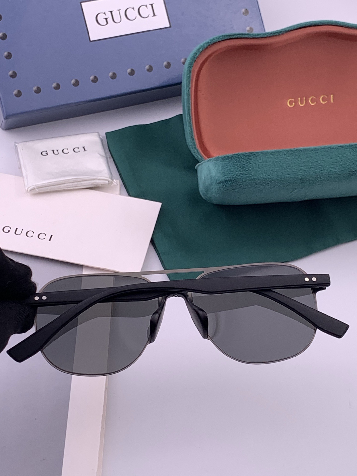 GUCCI 男款炫彩飞行员偏光太阳镜 ❤️材质：高清尼龙加厚卡槽高清偏光镜片 🌹无边框镜架💕颜👍型号：G