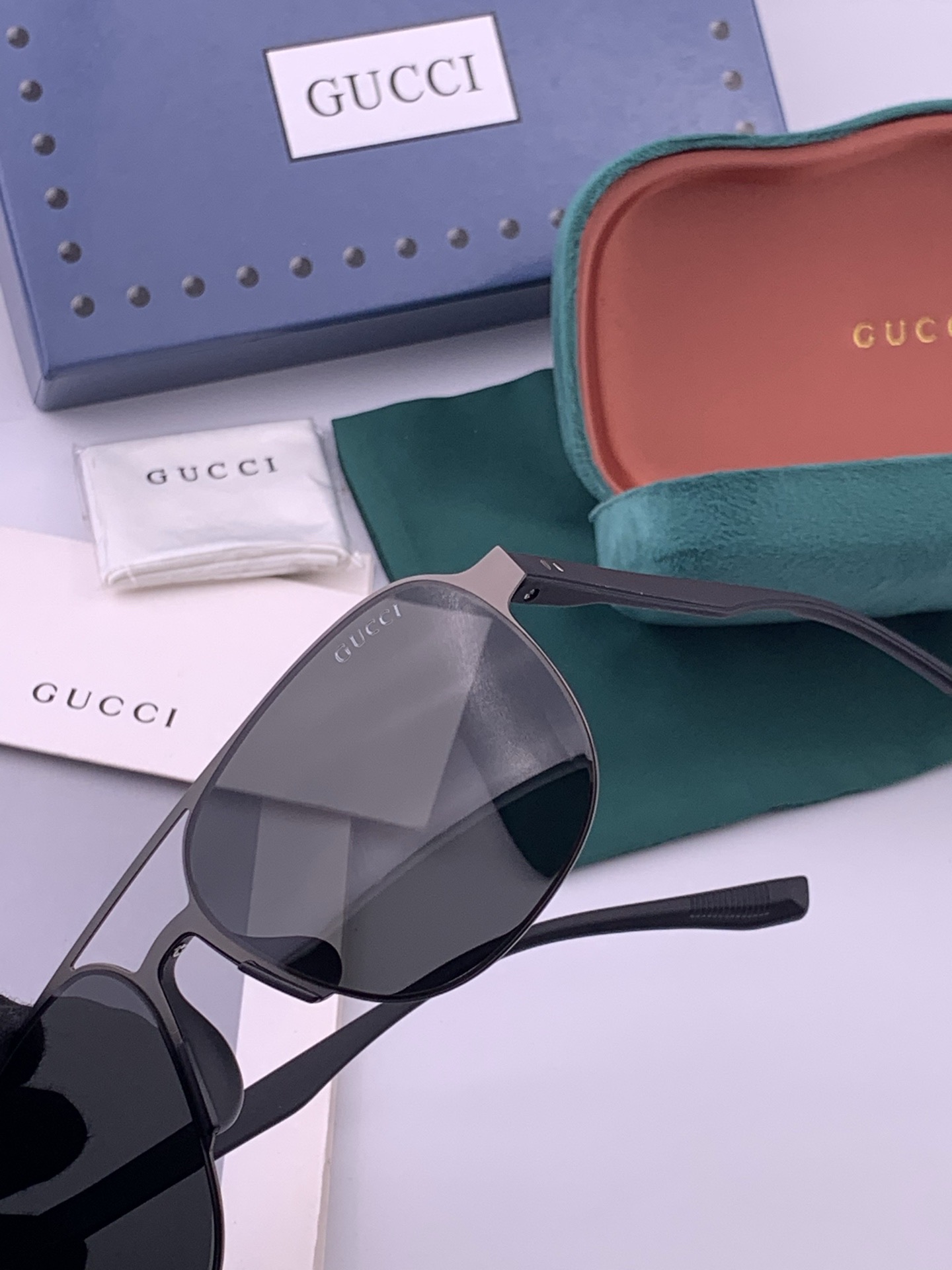 GUCCI 男款炫彩飞行员偏光太阳镜 ❤️材质：高清尼龙加厚卡槽高清偏光镜片 🌹无边框镜架💕颜👍型号：G