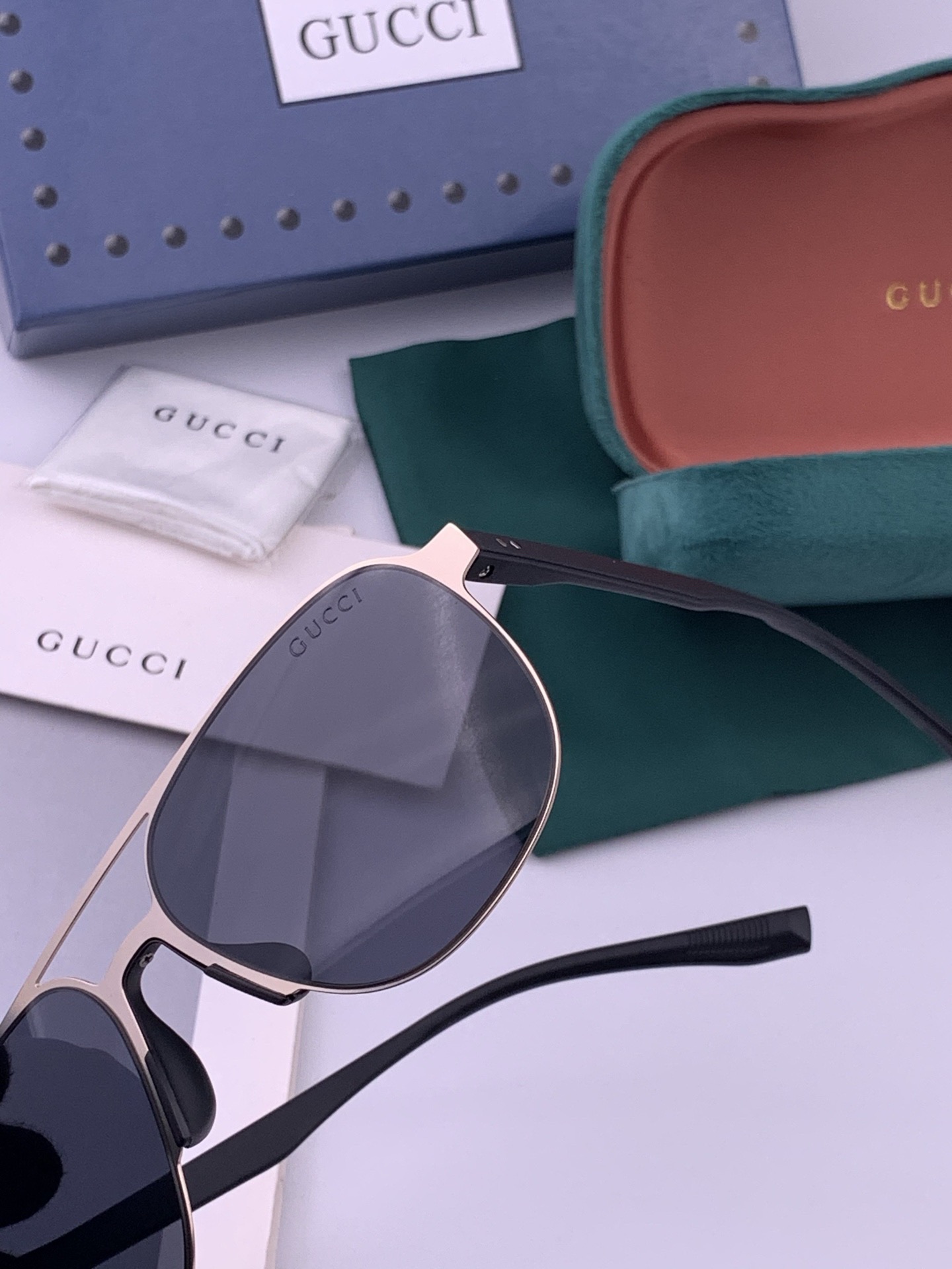 GUCCI 男款炫彩飞行员偏光太阳镜 ❤️材质：高清尼龙加厚卡槽高清偏光镜片 🌹无边框镜架💕颜👍型号：G