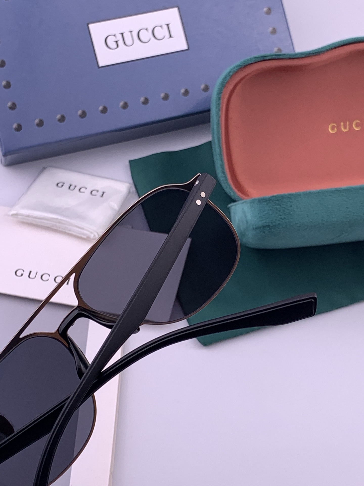 GUCCI 男款炫彩飞行员偏光太阳镜 ❤️材质：高清尼龙加厚卡槽高清偏光镜片 🌹无边框镜架💕颜👍型号：G