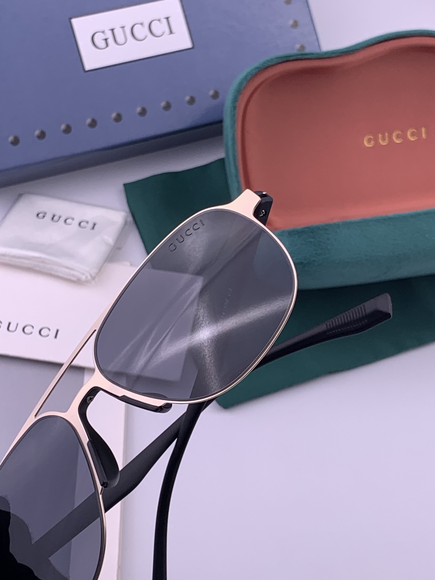 GUCCI 男款炫彩飞行员偏光太阳镜 ❤️材质：高清尼龙加厚卡槽高清偏光镜片 🌹无边框镜架💕颜👍型号：G