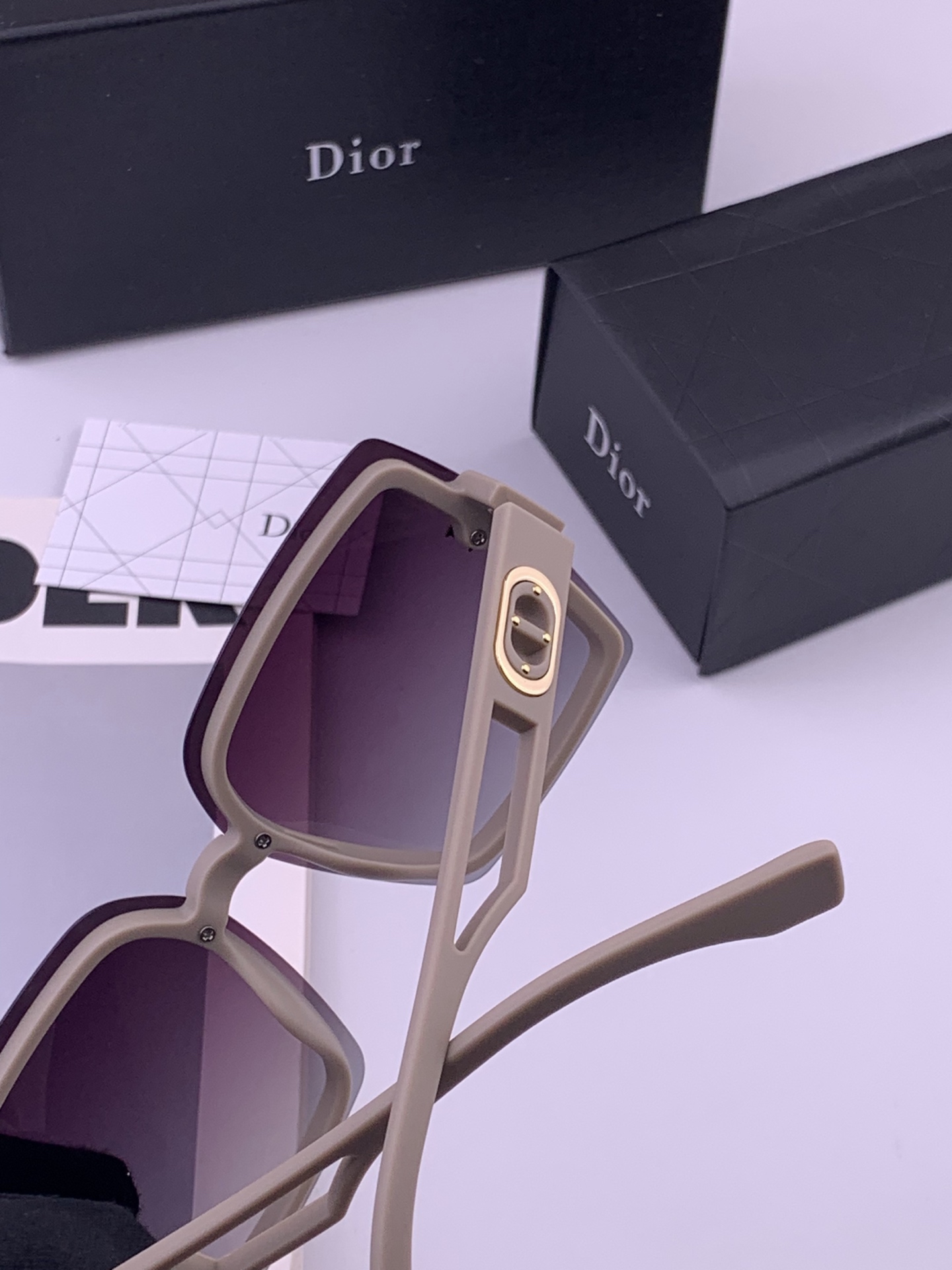 🔺 【DIOR-迪奥】开春新款 潮流爆款 时尚方框偏光太阳镜 高品质 佩戴舒适 网红潮款墨镜 型号：D2