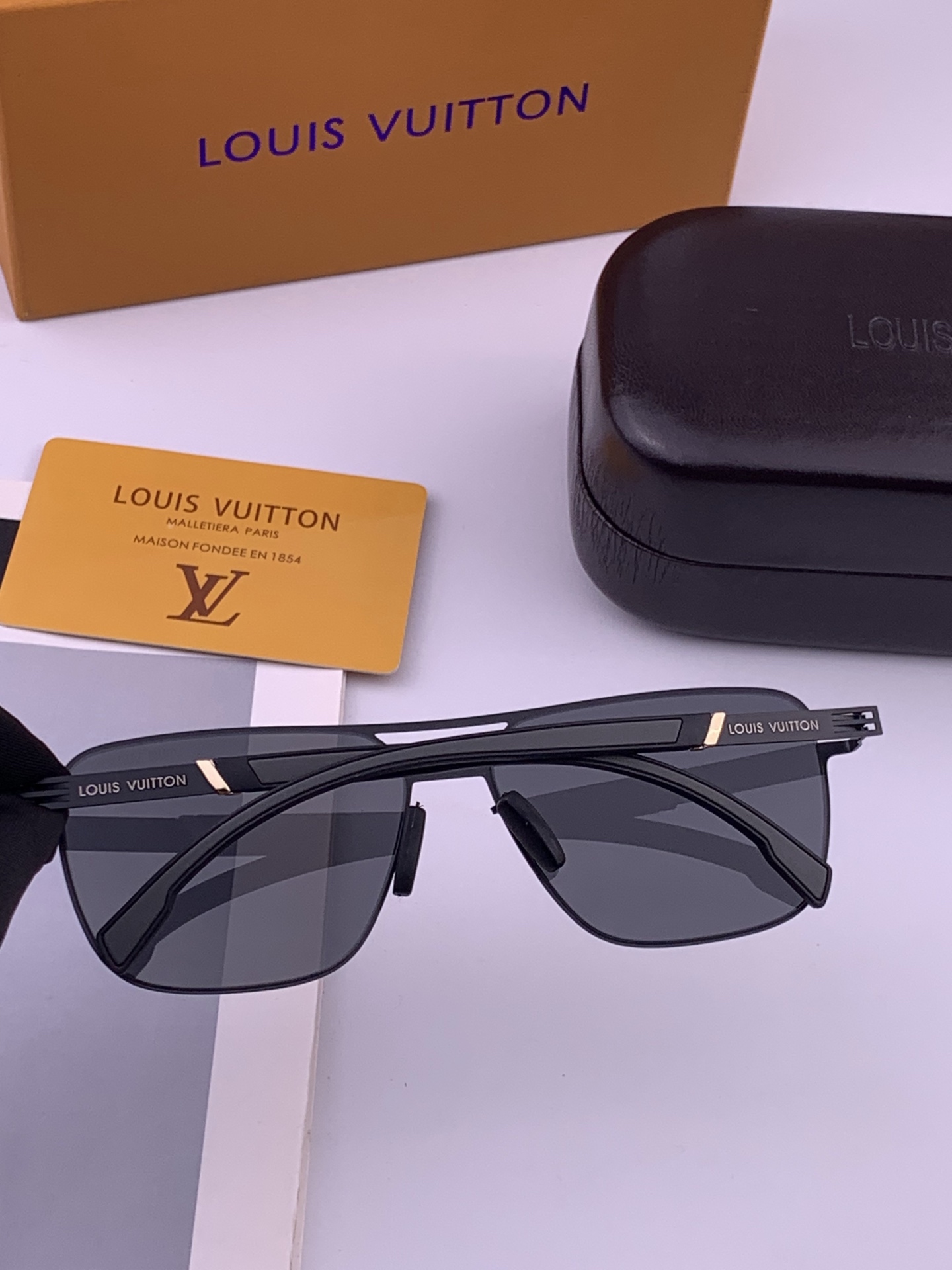 ♦️LV  新款男女情侣款太阳镜多边形墨镜iP电镀永不褪色 超轻超有弹性整幅眼镜无螺丝重要的是压不坏 高