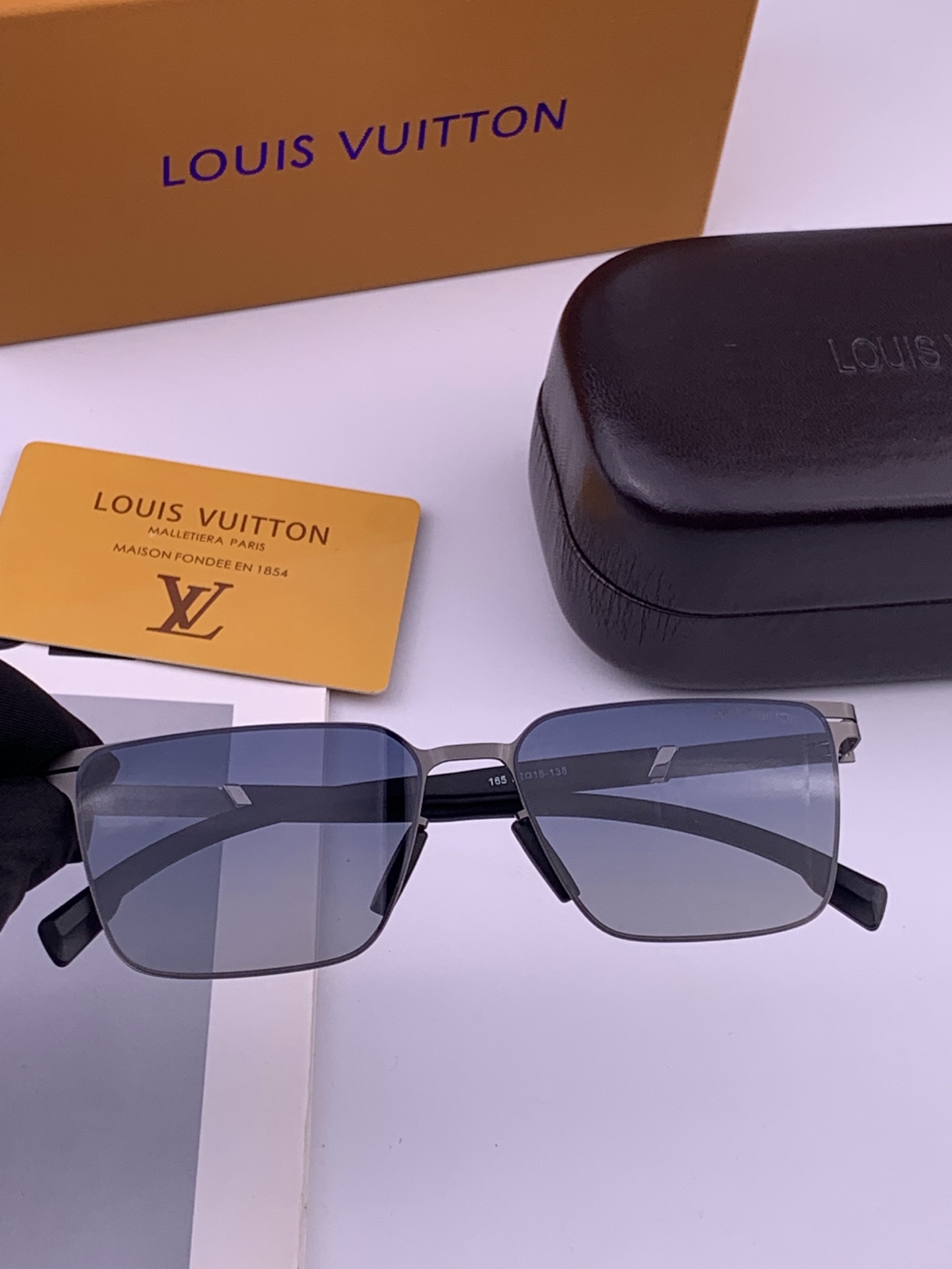 ♦️LV  新款男女情侣款太阳镜多边形墨镜iP电镀永不褪色 超轻超有弹性整幅眼镜无螺丝重要的是压不坏 高
