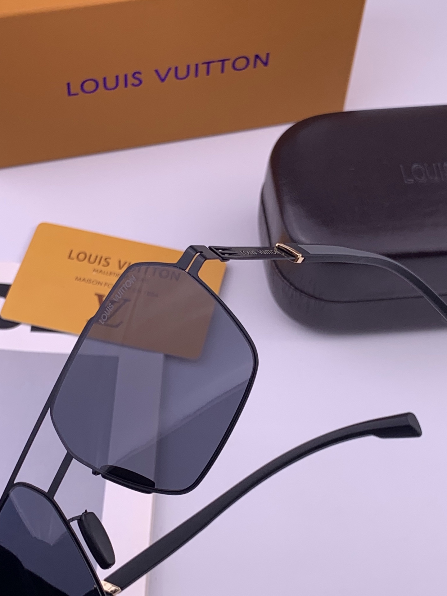 ♦️LV  新款男女情侣款太阳镜多边形墨镜iP电镀永不褪色 超轻超有弹性整幅眼镜无螺丝重要的是压不坏 高