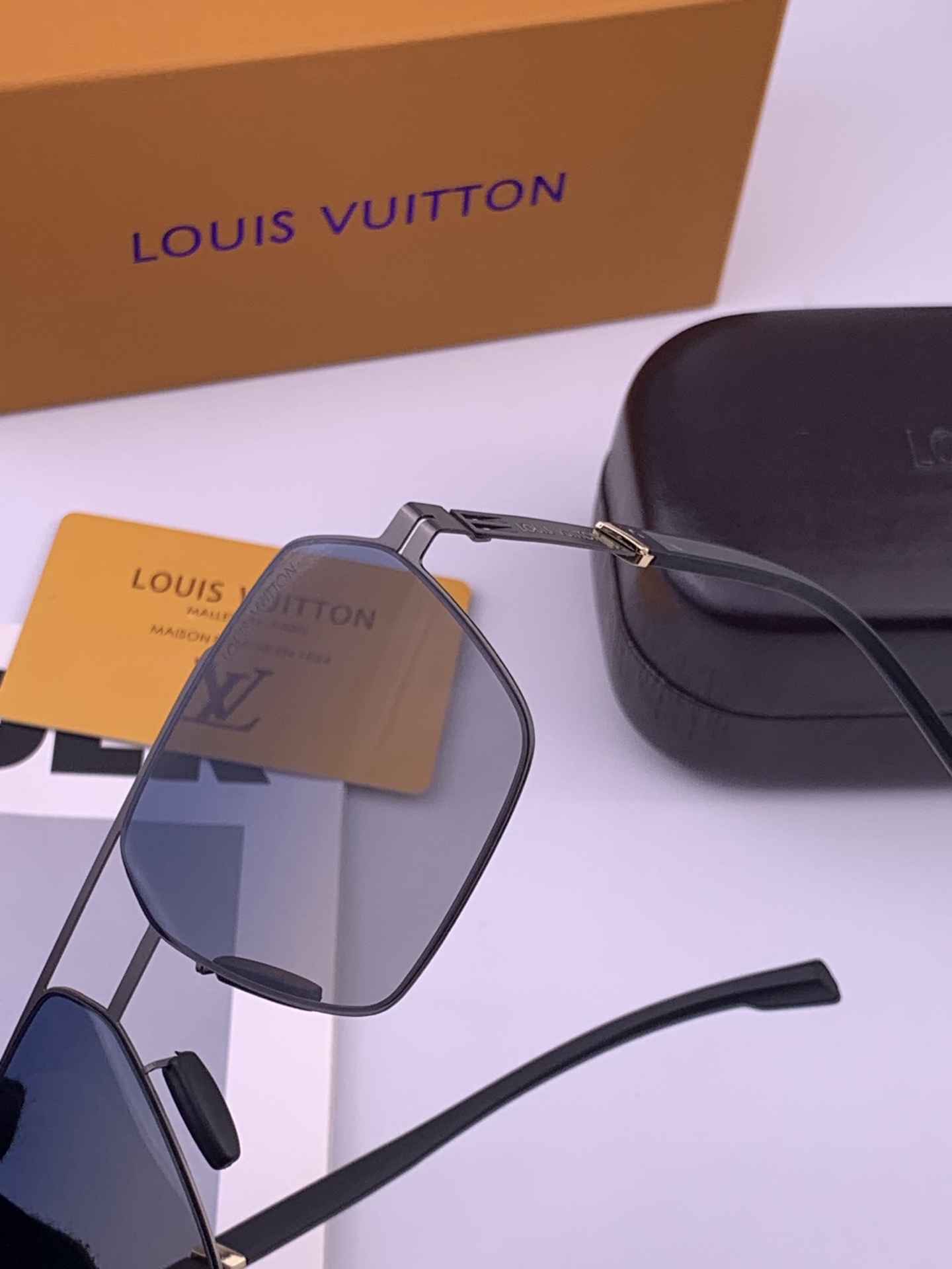♦️LV  新款男女情侣款太阳镜多边形墨镜iP电镀永不褪色 超轻超有弹性整幅眼镜无螺丝重要的是压不坏 高