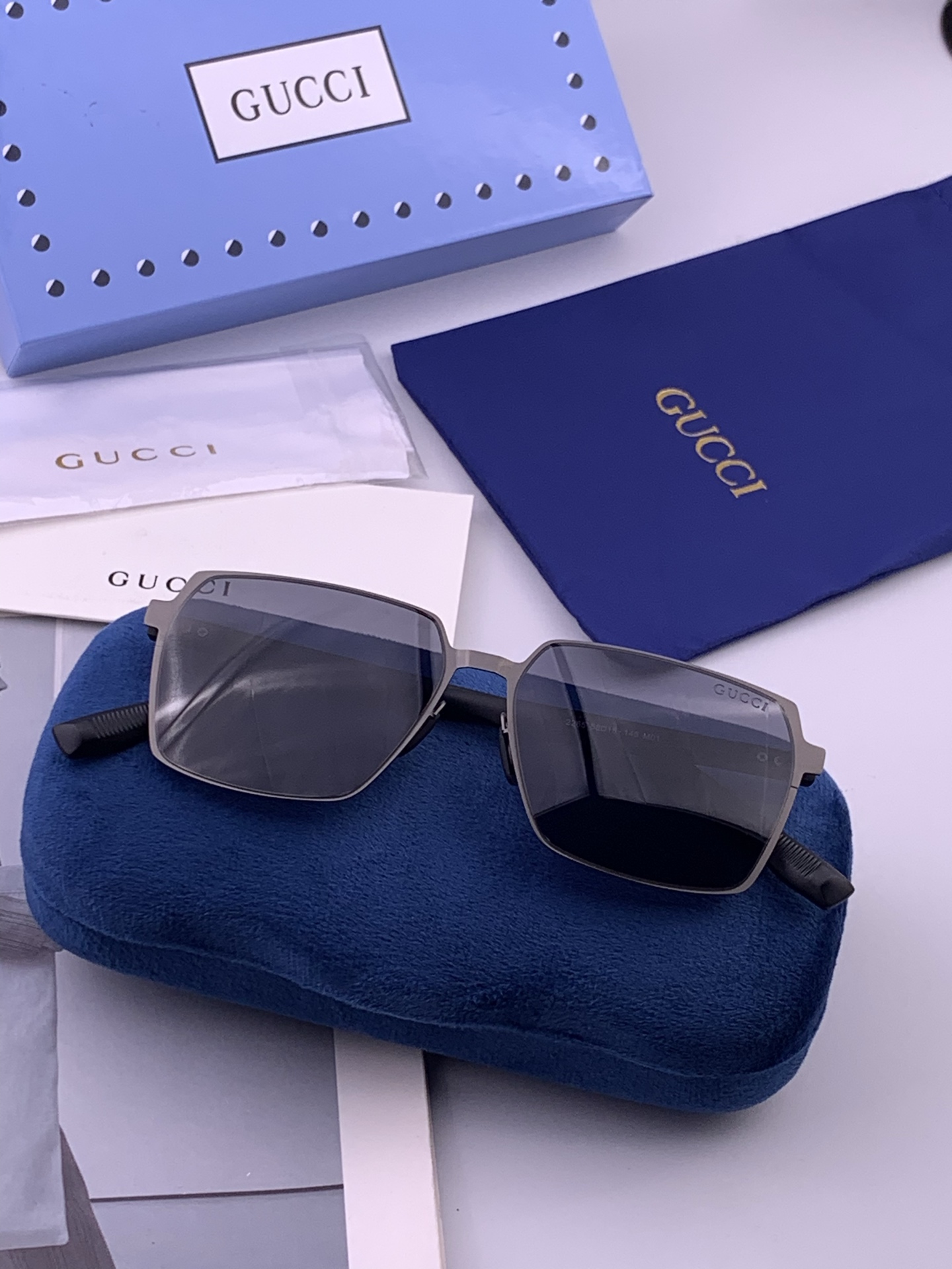 ♦️ GUCCI 新款男女情侣款太阳镜多边形墨镜iP电镀永不褪色 超轻超有弹性整幅眼镜无螺丝重要的是压不