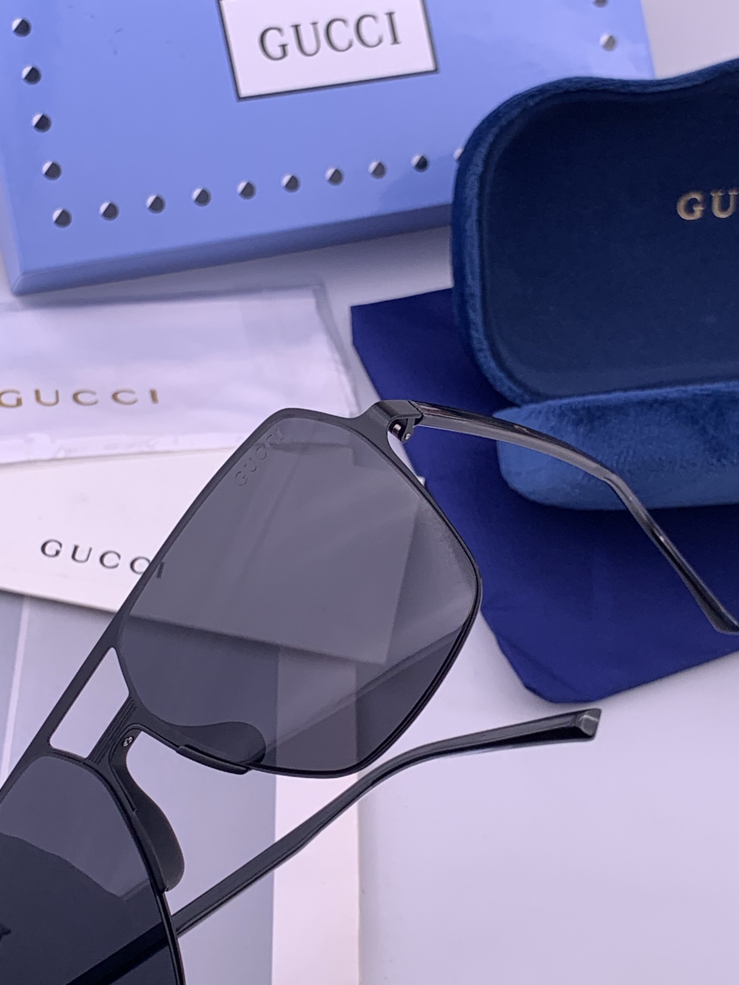 GUCCI 男款炫彩飞行员偏光太阳镜 ❤️材质：高清尼龙加厚卡槽高清偏光镜片 🌹无边框镜架💕颜👍型号：G