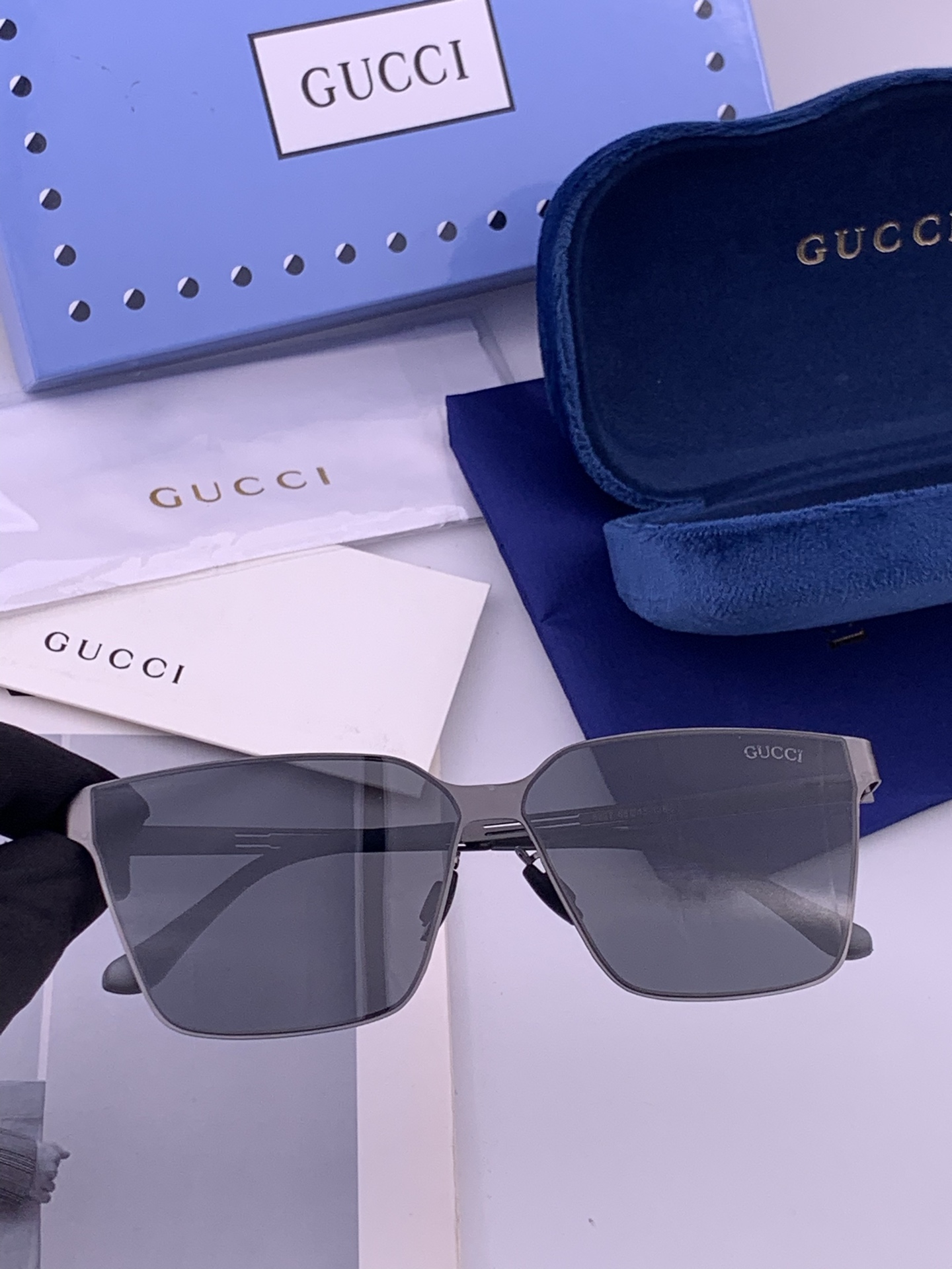 GUCC* 新款男女情侣款太阳iP电镀永不褪色 卖点：超轻超有弹性整幅眼镜无螺丝重要的是压不坏、镜片：高