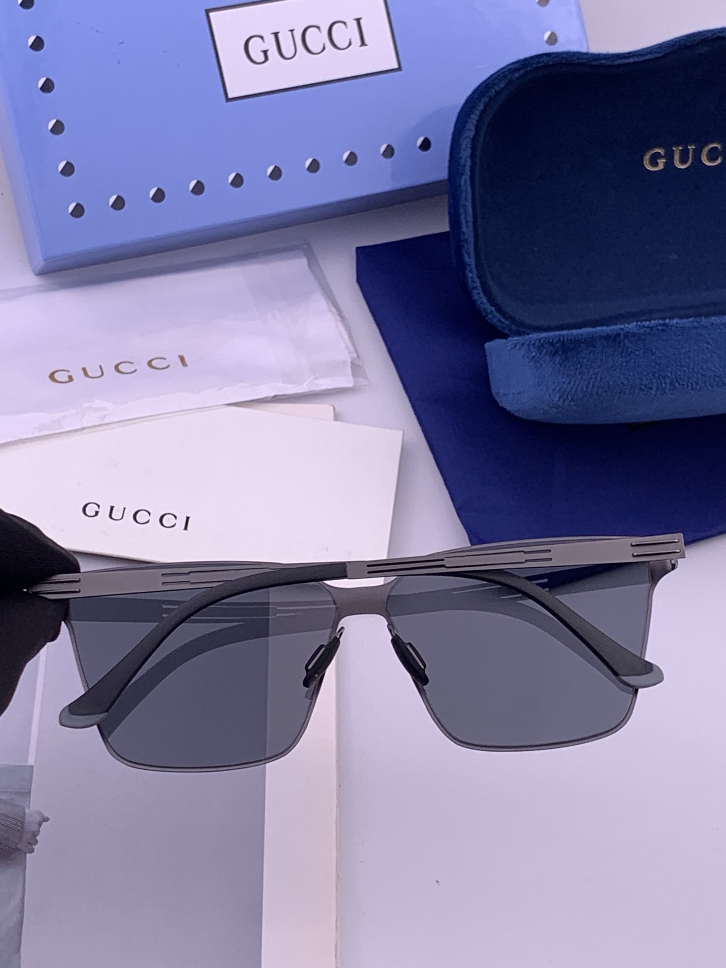 GUCC* 新款男女情侣款太阳iP电镀永不褪色 卖点：超轻超有弹性整幅眼镜无螺丝重要的是压不坏、镜片：高