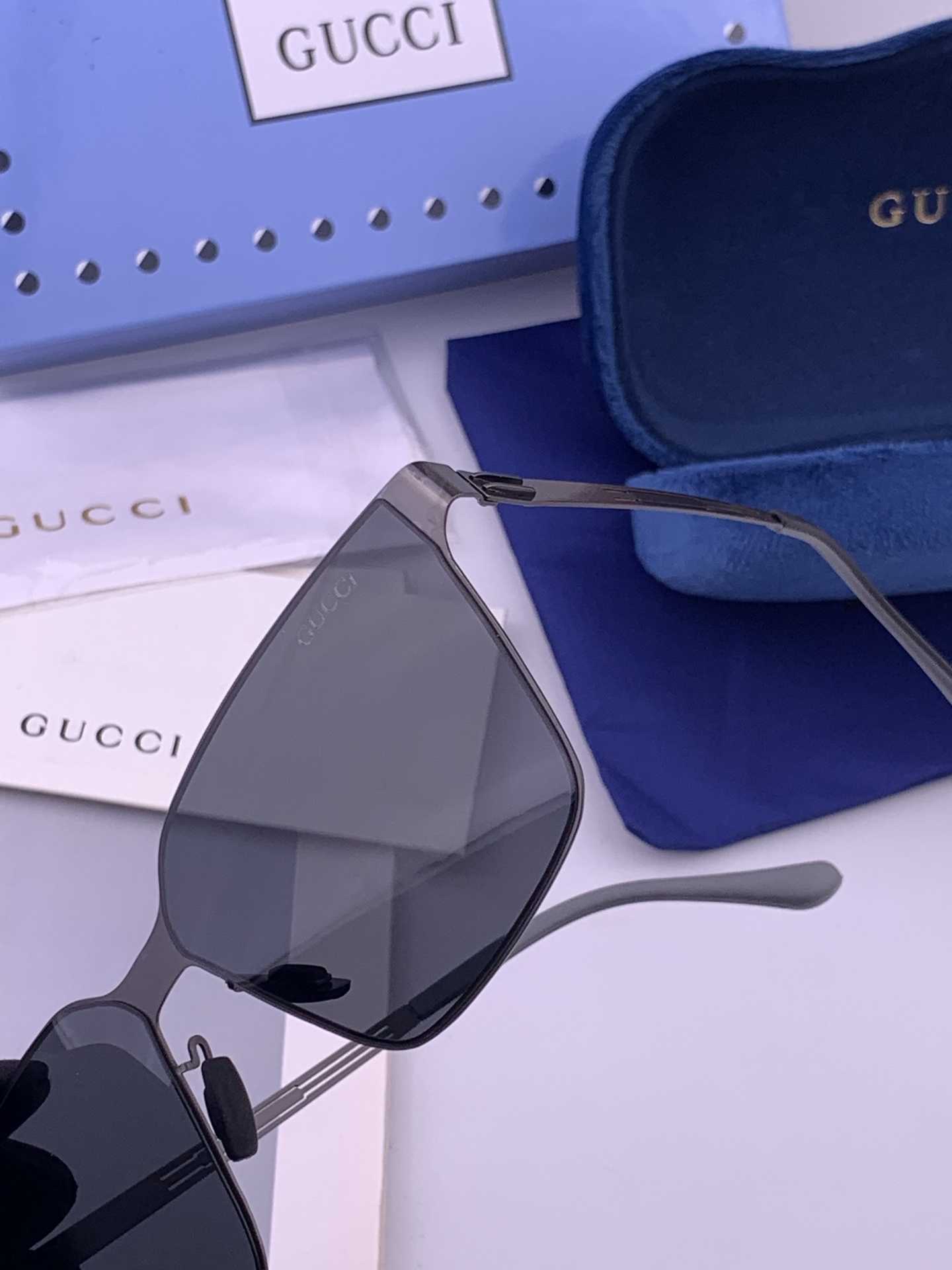 GUCC* 新款男女情侣款太阳iP电镀永不褪色 卖点：超轻超有弹性整幅眼镜无螺丝重要的是压不坏、镜片：高