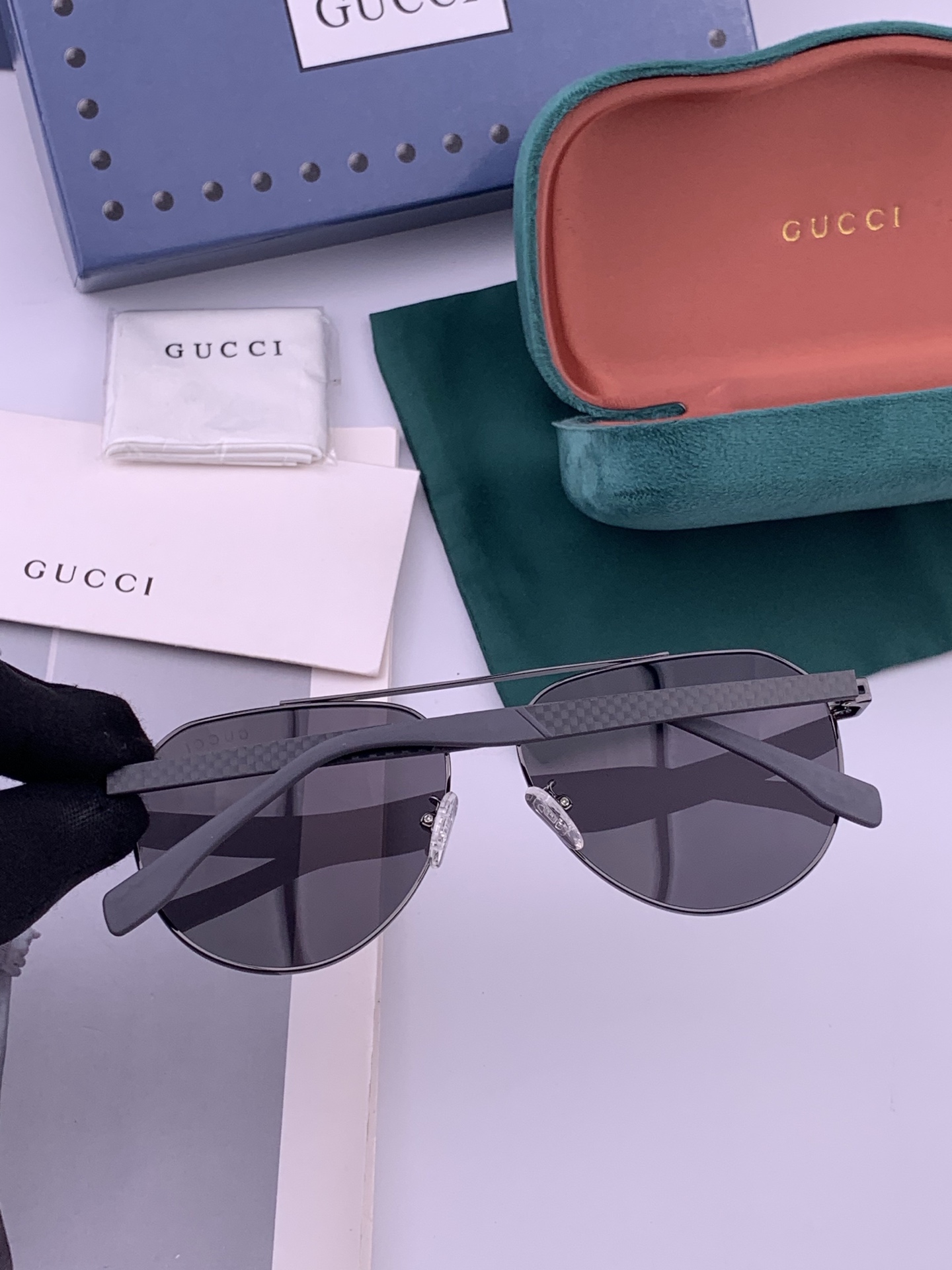 Gucci 。  高品质男女款墨镜   👍 进口宝丽来偏光镜片  。蛤蟆镜 开车钓鱼都可 。百搭显瘦墨镜