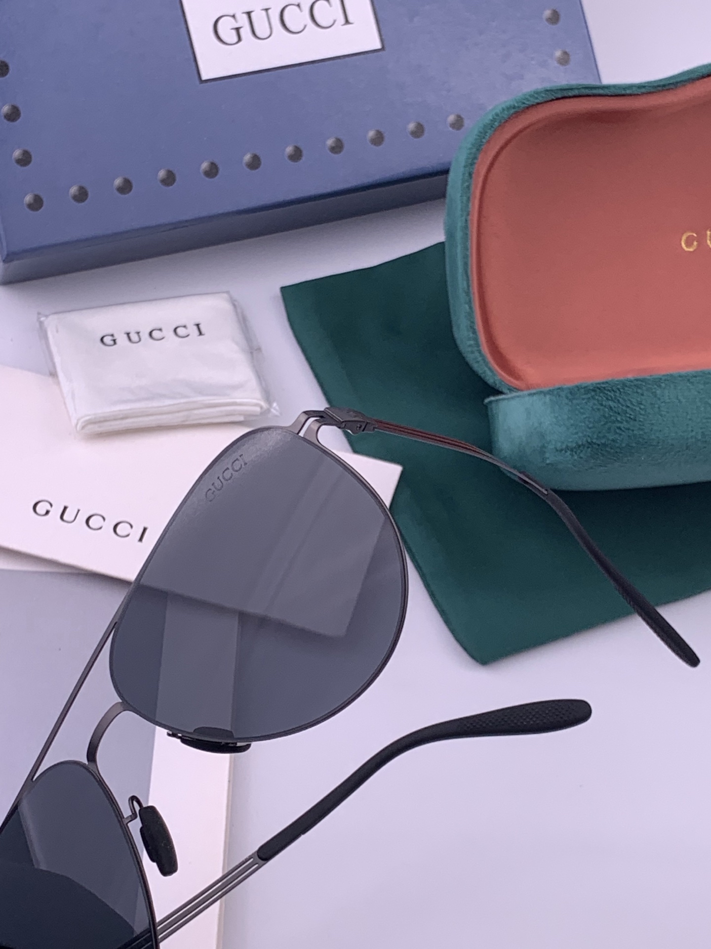 ♦️ GUCCI新款男女情侣款太阳镜多边形墨镜iP电镀永不褪色 超轻超有弹性整幅眼镜无螺丝重要的是压不坏