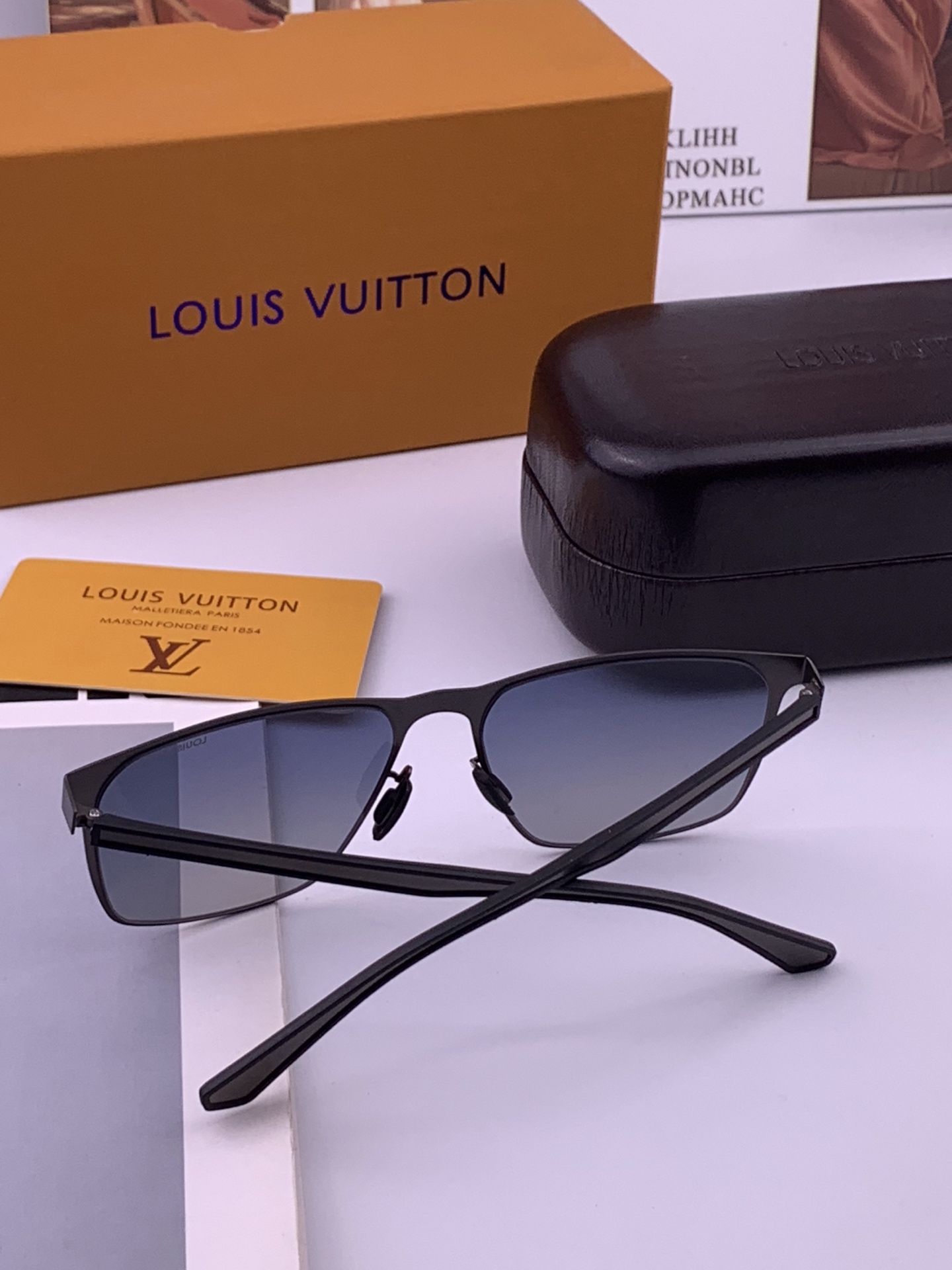 ♦️LV  新款男女情侣款太阳镜多边形墨镜iP电镀永不褪色 超轻超有弹性整幅眼镜无螺丝重要的是压不坏 高