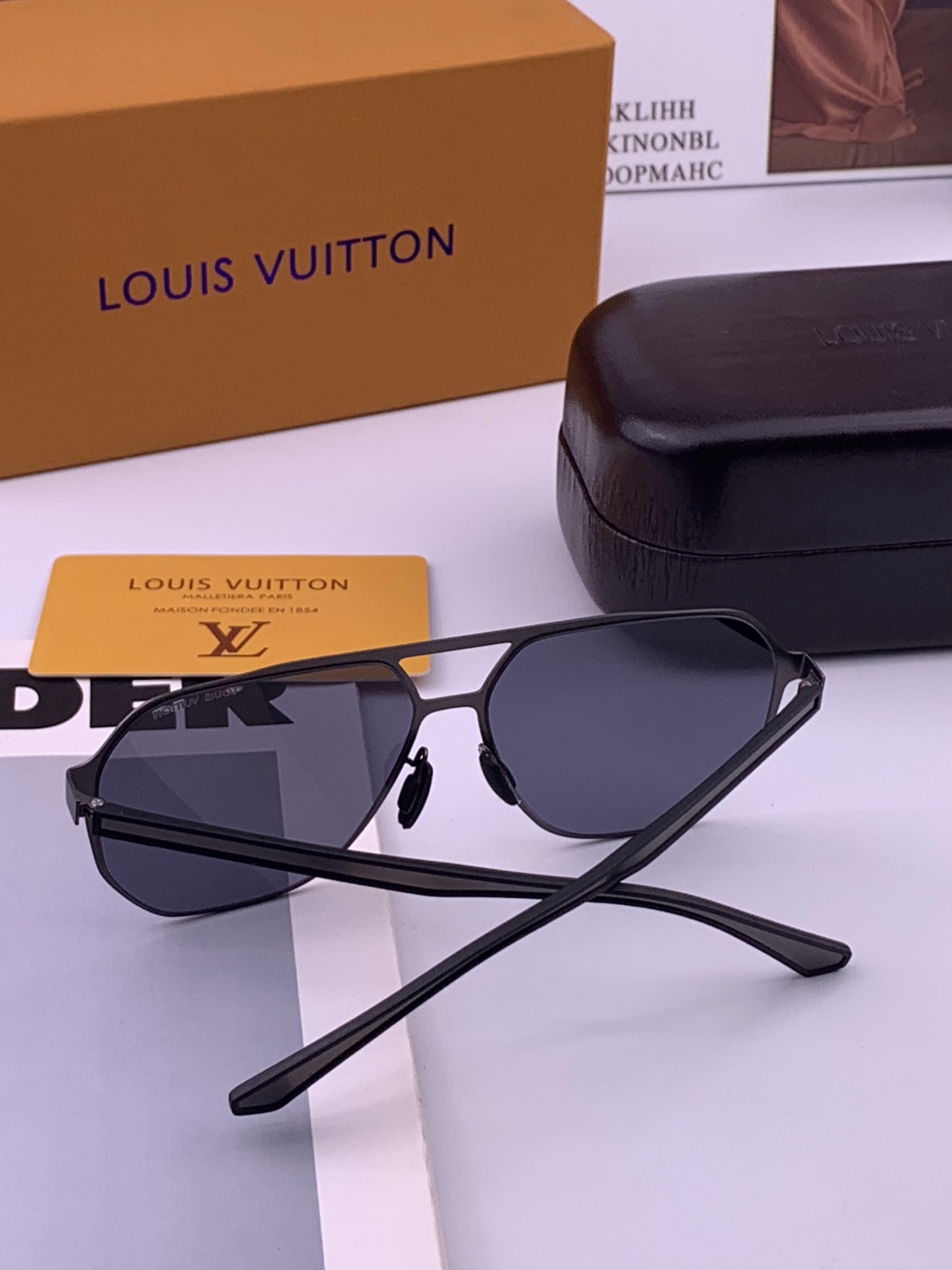 ♦️LV  新款男女情侣款太阳镜多边形墨镜iP电镀永不褪色 超轻超有弹性整幅眼镜无螺丝重要的是压不坏 高