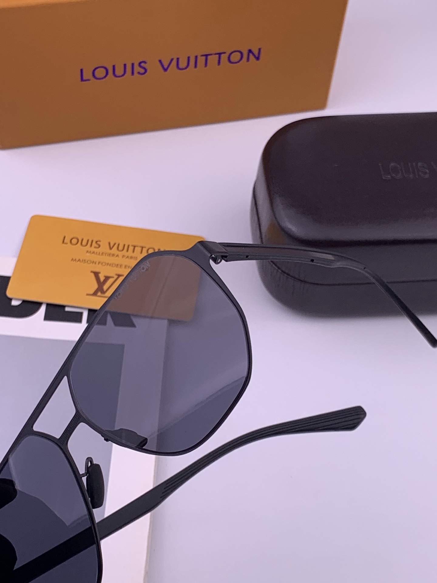 ♦️LV  新款男女情侣款太阳镜多边形墨镜iP电镀永不褪色 超轻超有弹性整幅眼镜无螺丝重要的是压不坏 高