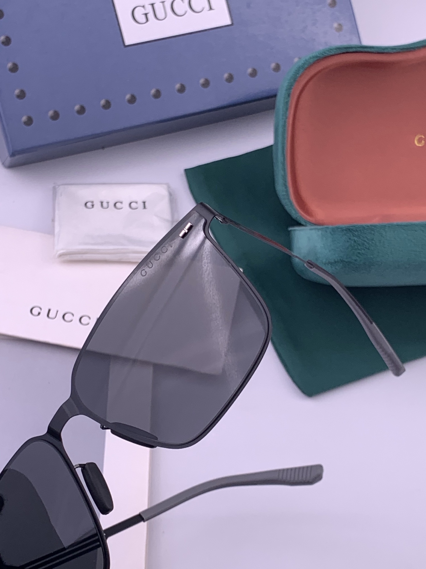 GUCCI 男款炫彩飞行员偏光太阳镜 ❤️材质：高清尼龙加厚卡槽高清偏光镜片 🌹无边框镜架💕颜👍型号：G