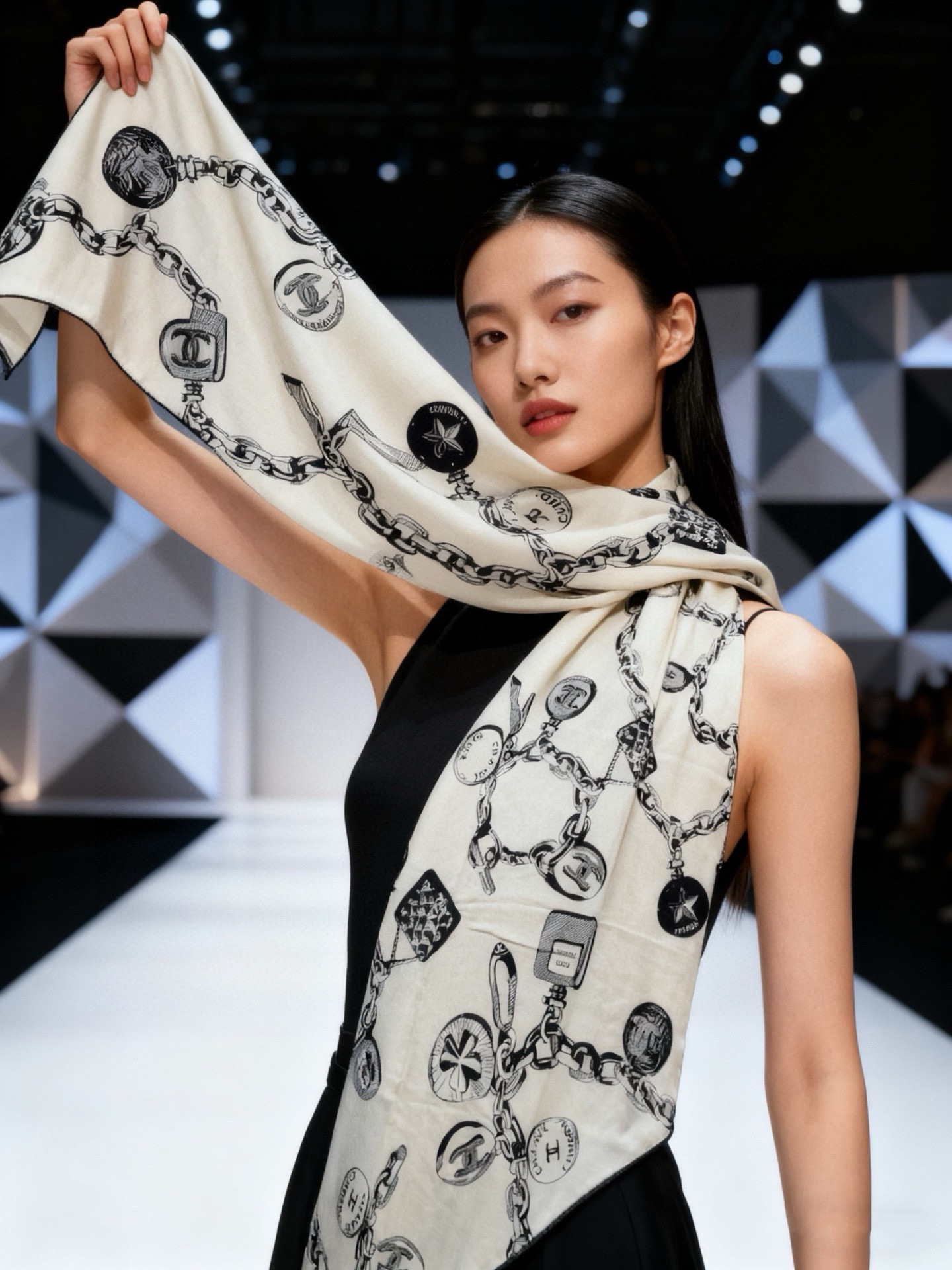 CHANEL（香奈儿）套用汪曾祺《人间草木》里的一句话：在黑白里温柔地爱彩色，在彩色里朝圣黑白。所以香家