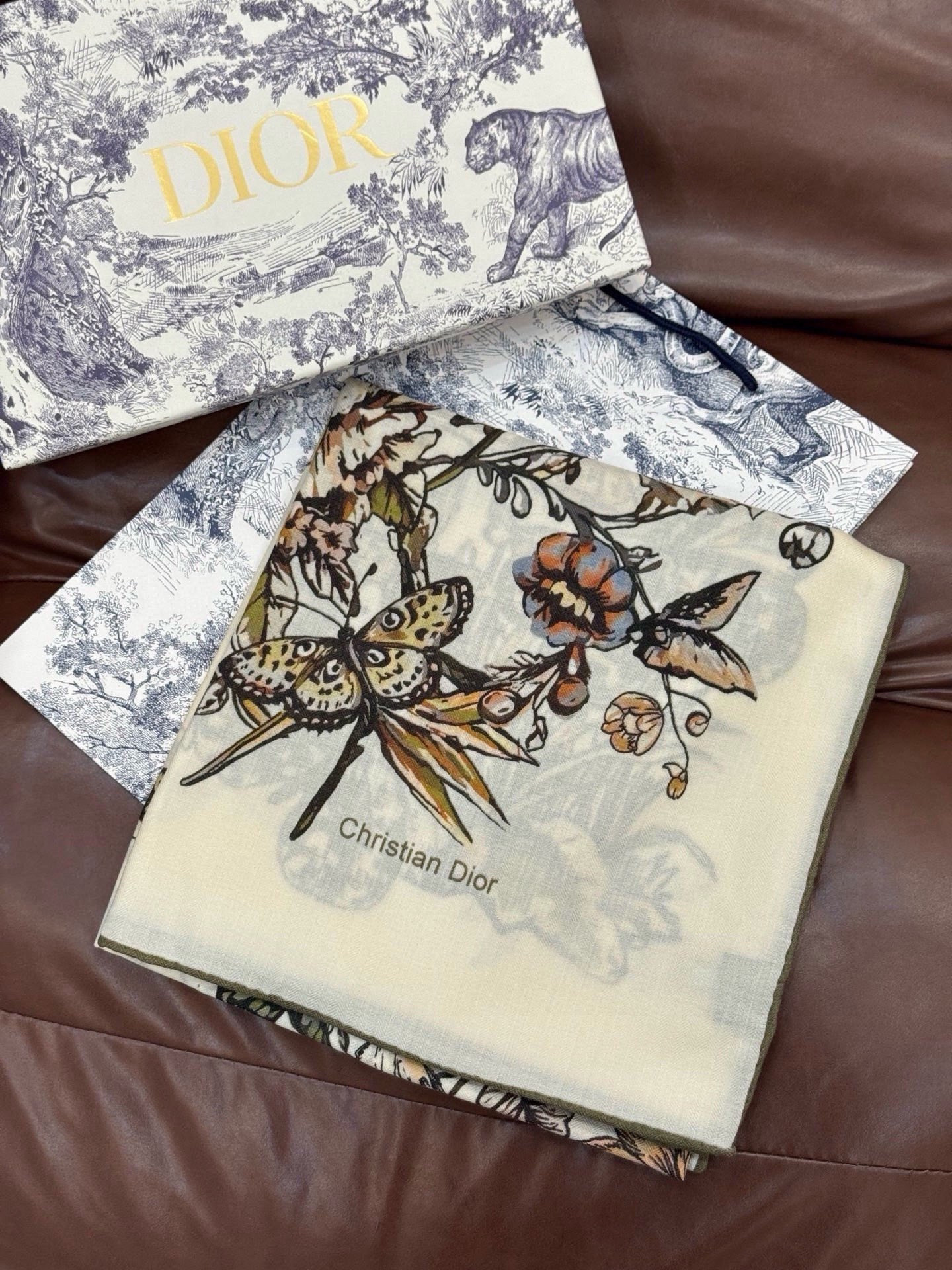 这款披肩饰以 Dior Camo PaPillon 图案，以优雅而诗意的设计全新演绎蝴蝶主题。采用真丝羊