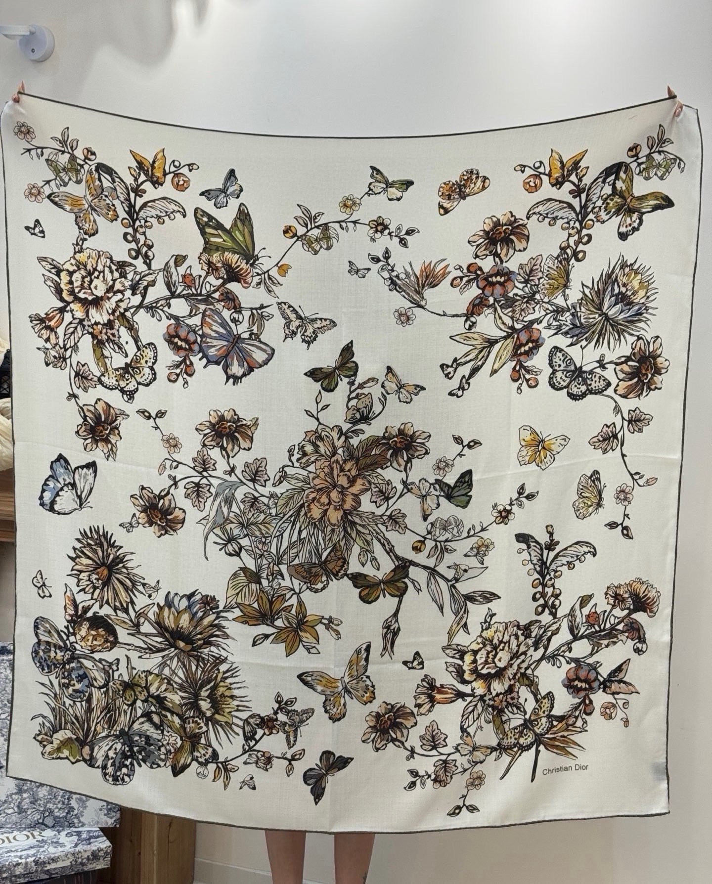 这款披肩饰以 Dior Camo PaPillon 图案，以优雅而诗意的设计全新演绎蝴蝶主题。采用真丝羊