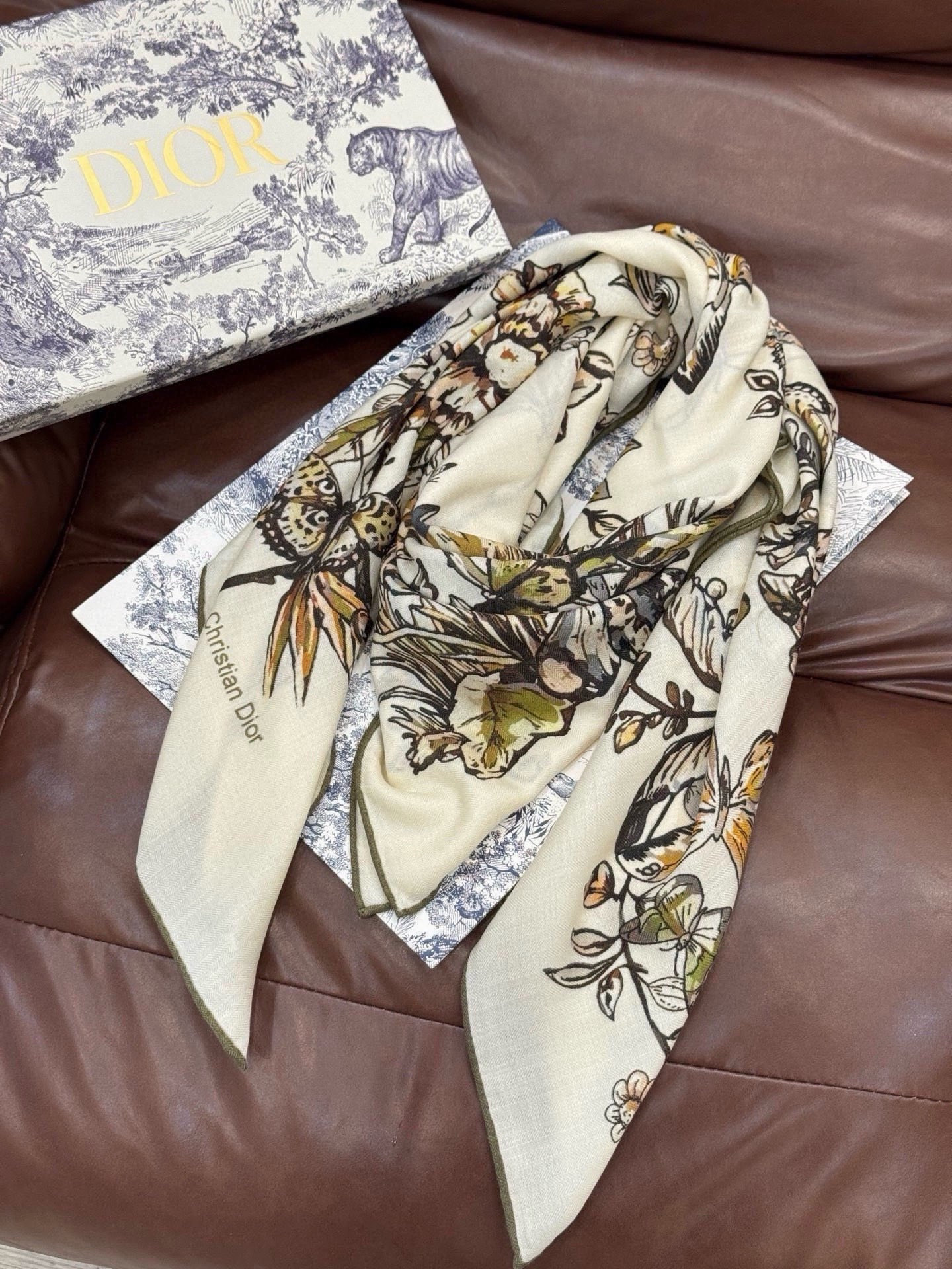 这款披肩饰以 Dior Camo PaPillon 图案，以优雅而诗意的设计全新演绎蝴蝶主题。采用真丝羊