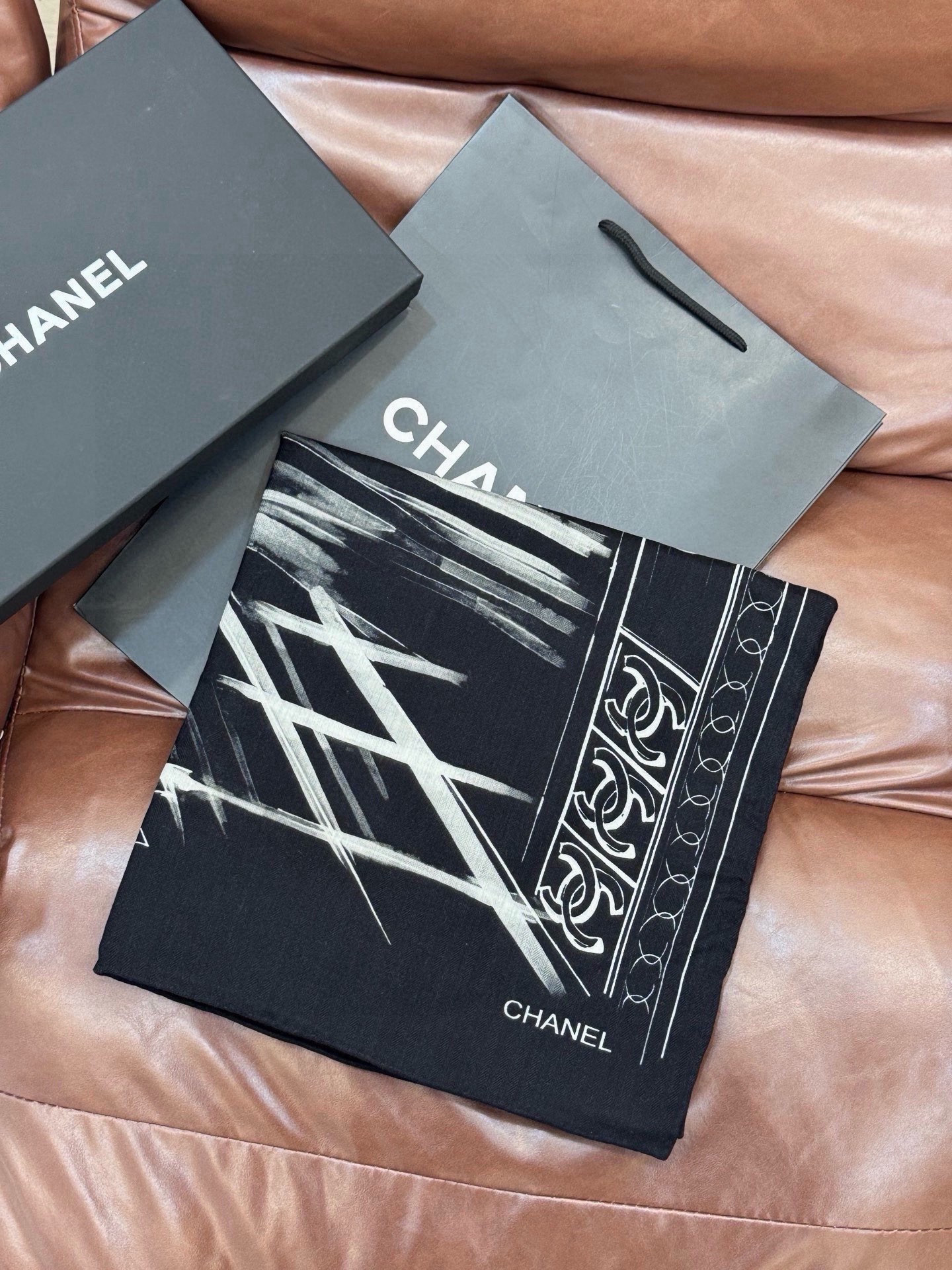 CHANEL ~新品【140顶级丝绒双面同色】披肩的图案是巴黎大皇宫中被命名为“Gabrielle Ch