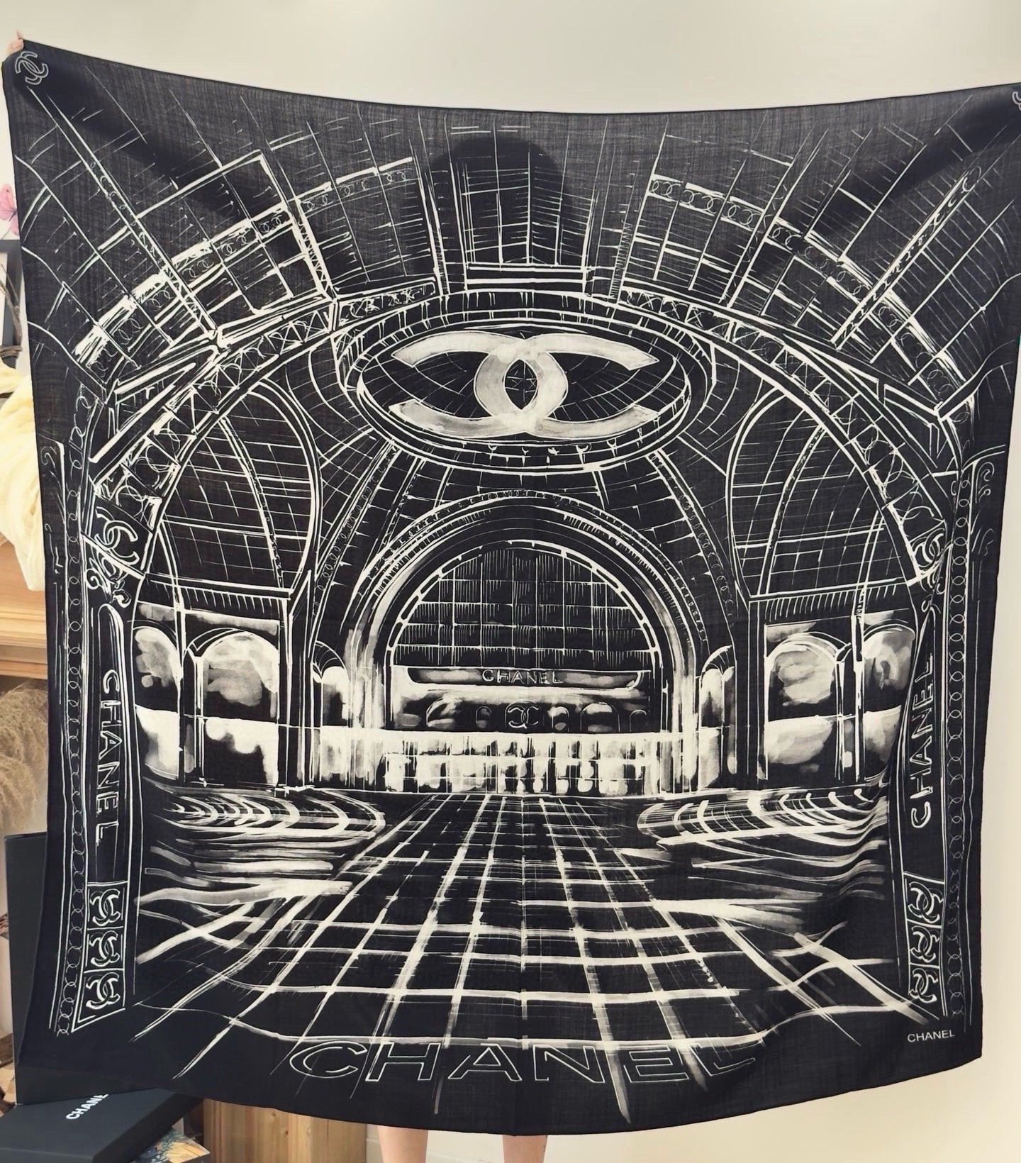 CHANEL ~新品【140顶级丝绒双面同色】披肩的图案是巴黎大皇宫中被命名为“Gabrielle Ch