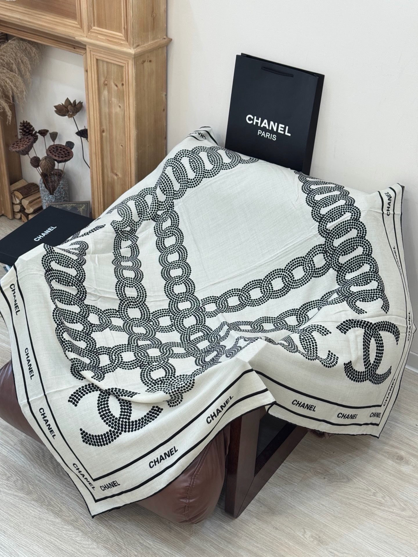 Chanel ~【140顶级双面丝绒披肩】香家logo与字母的完美碰撞设计底部还有隐隐约约的双C小Log