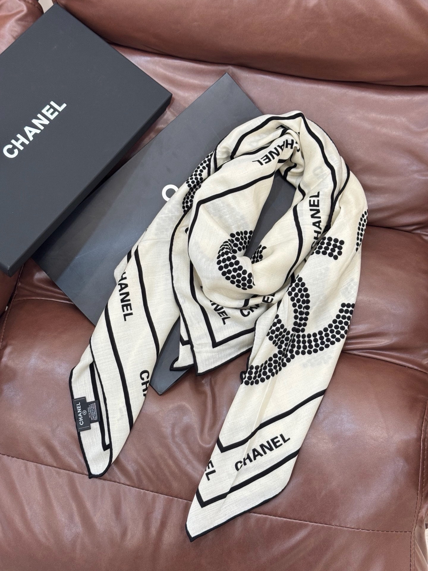 Chanel ~【140顶级双面丝绒披肩】香家logo与字母的完美碰撞设计底部还有隐隐约约的双C小Log