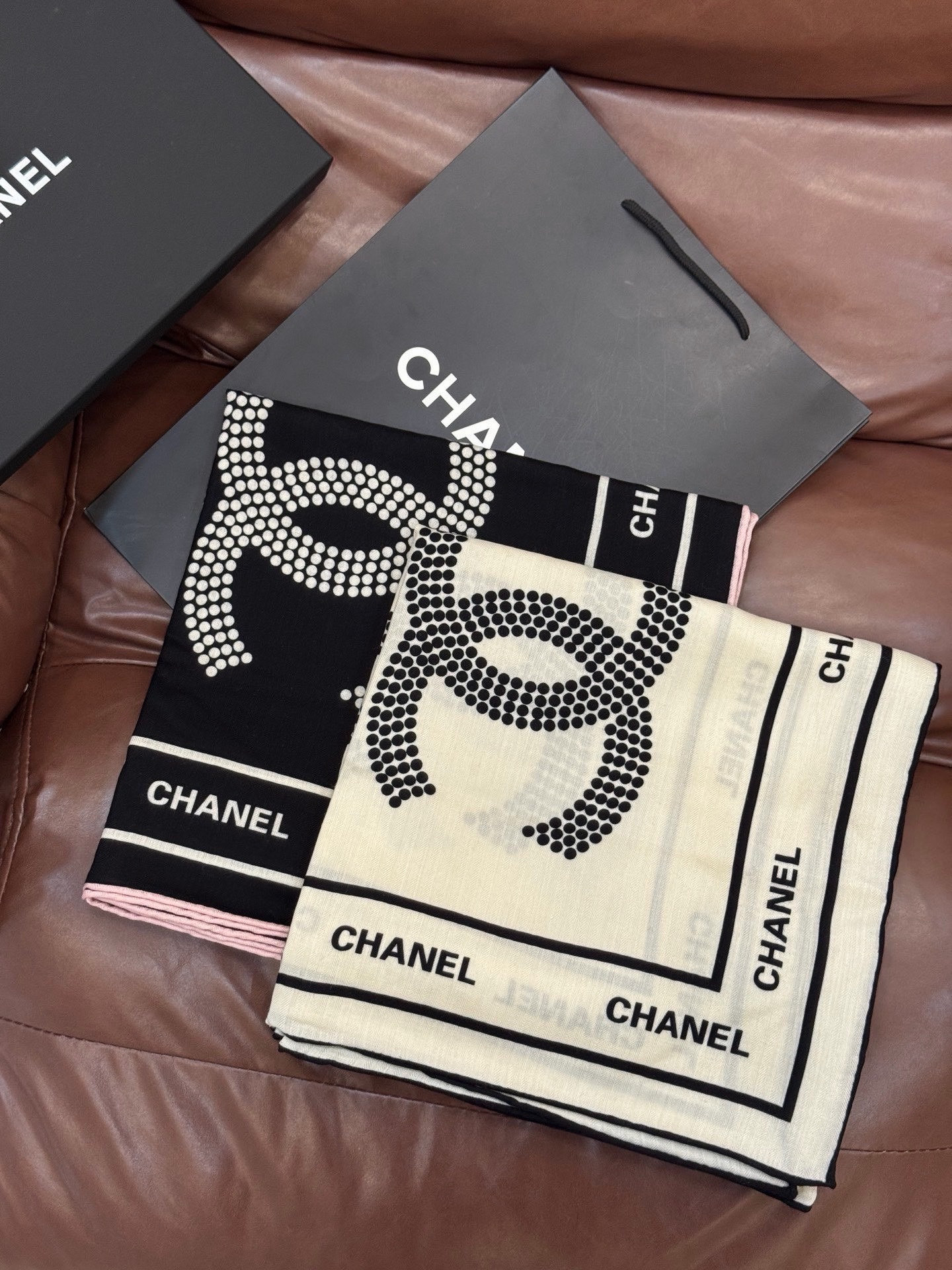 Chanel ~【140顶级双面丝绒披肩】香家logo与字母的完美碰撞设计底部还有隐隐约约的双C小Log