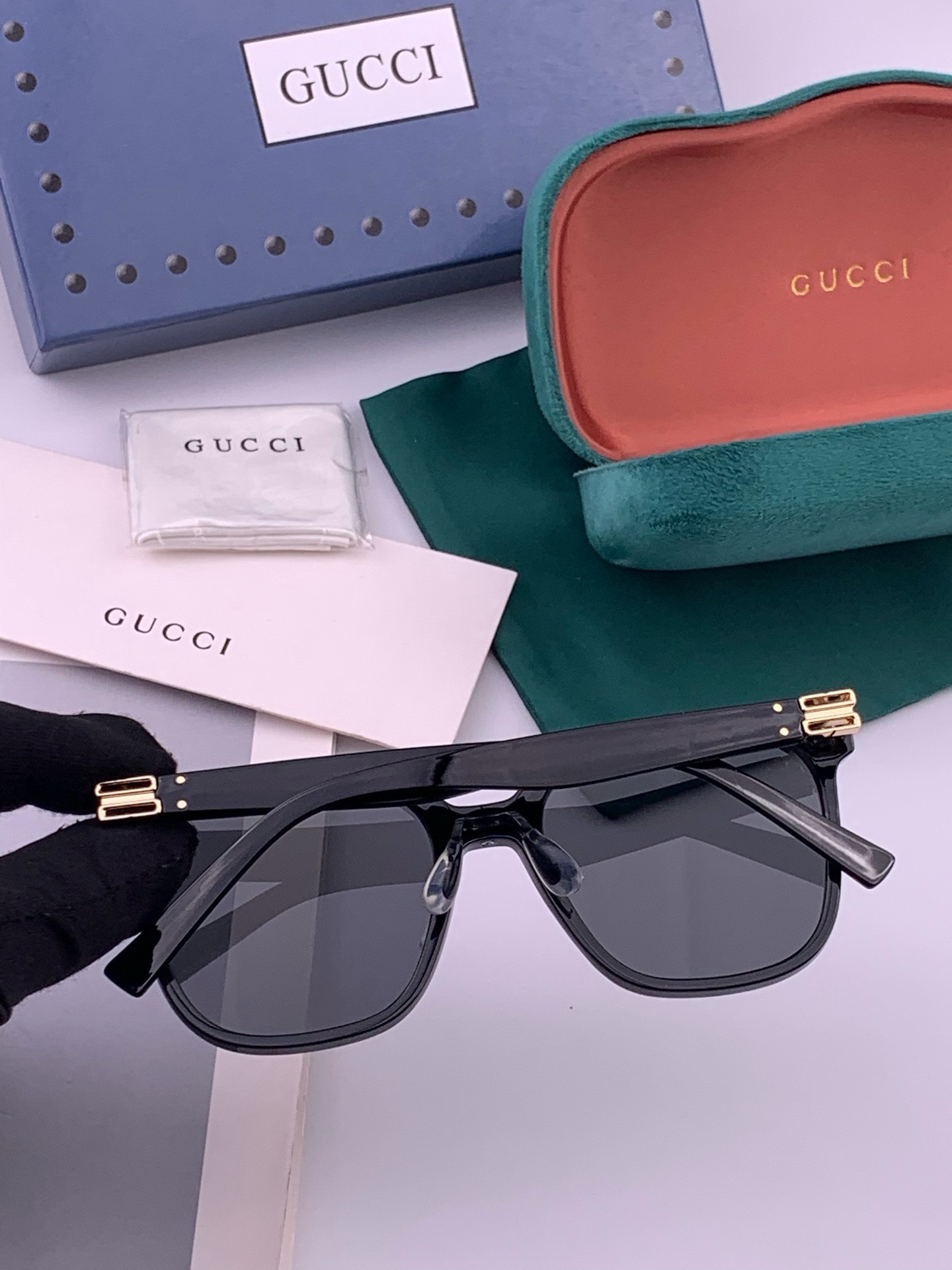 GUCCI  新款尼龙偏光太眼镜，情侣款时尚方框太阳镜佩戴舒适网红潮流款墨镜，大气女人范儿，大脸小脸都好看 ！型号：G2