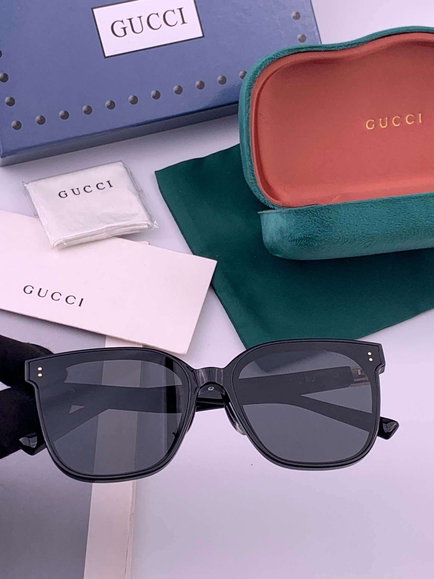 GUCCI  新款尼龙偏光太眼镜，情侣款时尚方框太阳镜佩戴舒适网红潮流款墨镜，大气女人范儿，大脸小脸都好看 ！型号：G2