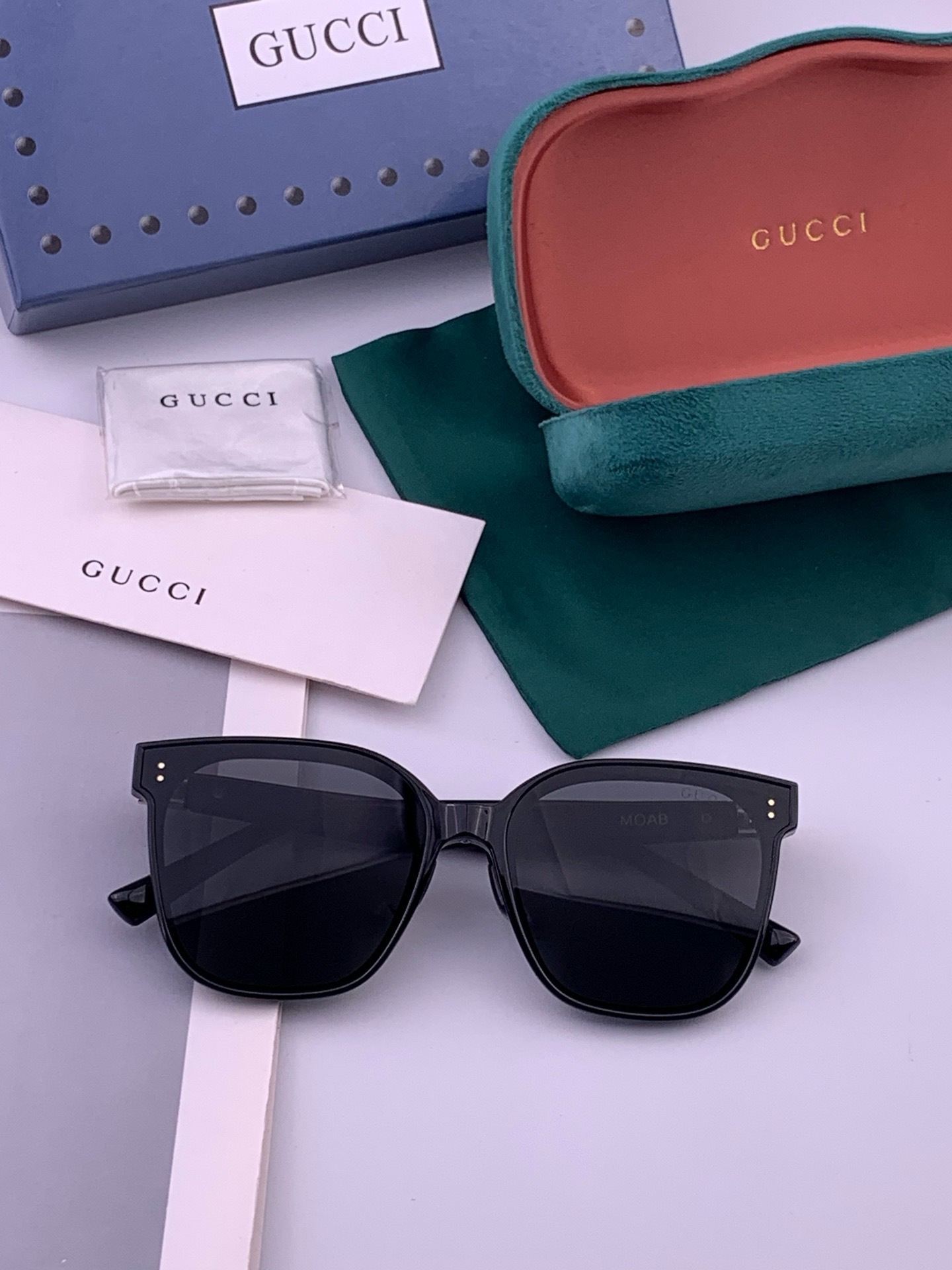 GUCCI  新款尼龙偏光太眼镜，情侣款时尚方框太阳镜佩戴舒适网红潮流款墨镜，大气女人范儿，大脸小脸都好看 ！型号：G2