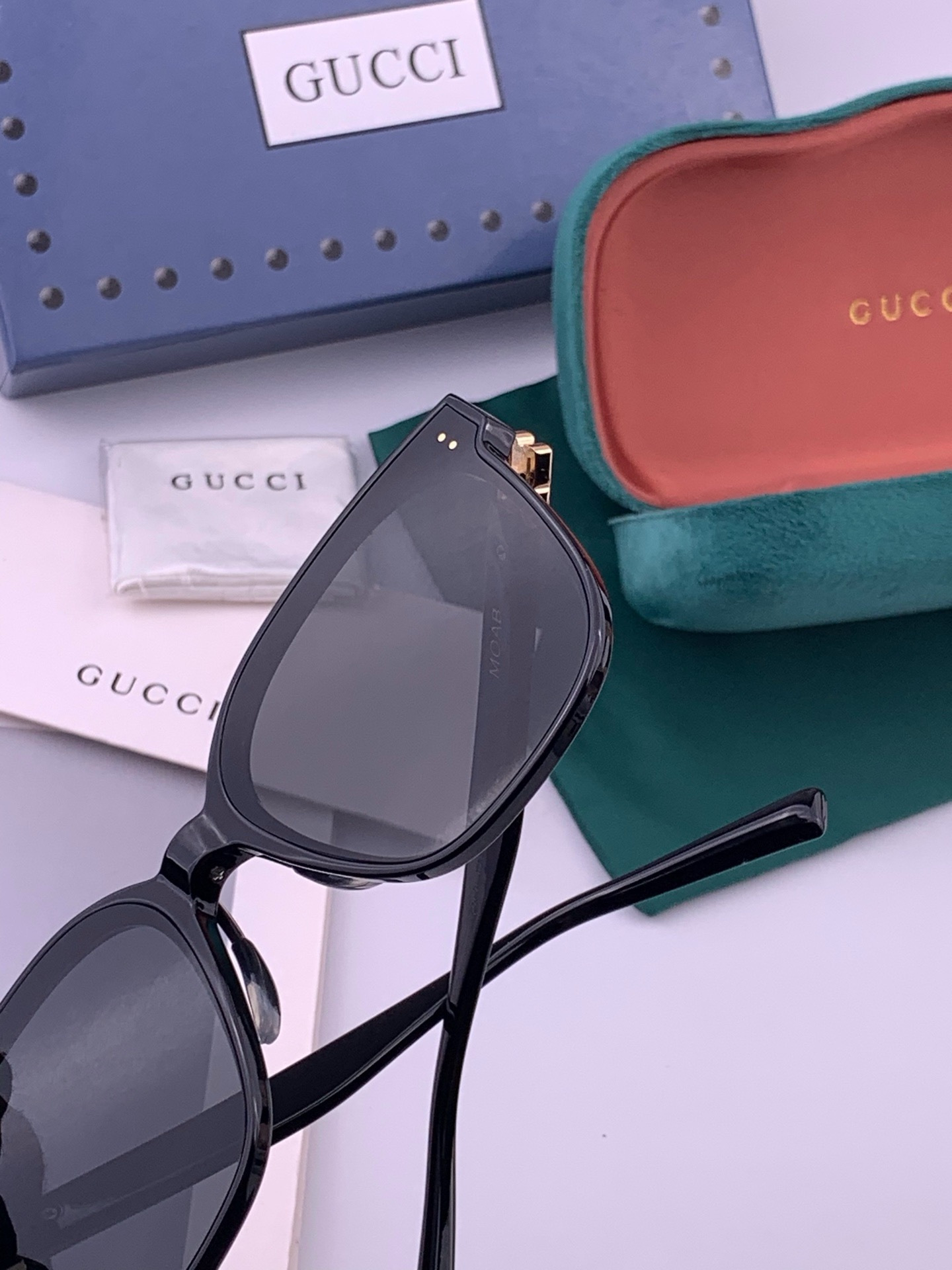GUCCI  新款尼龙偏光太眼镜，情侣款时尚方框太阳镜佩戴舒适网红潮流款墨镜，大气女人范儿，大脸小脸都好看 ！型号：G2
