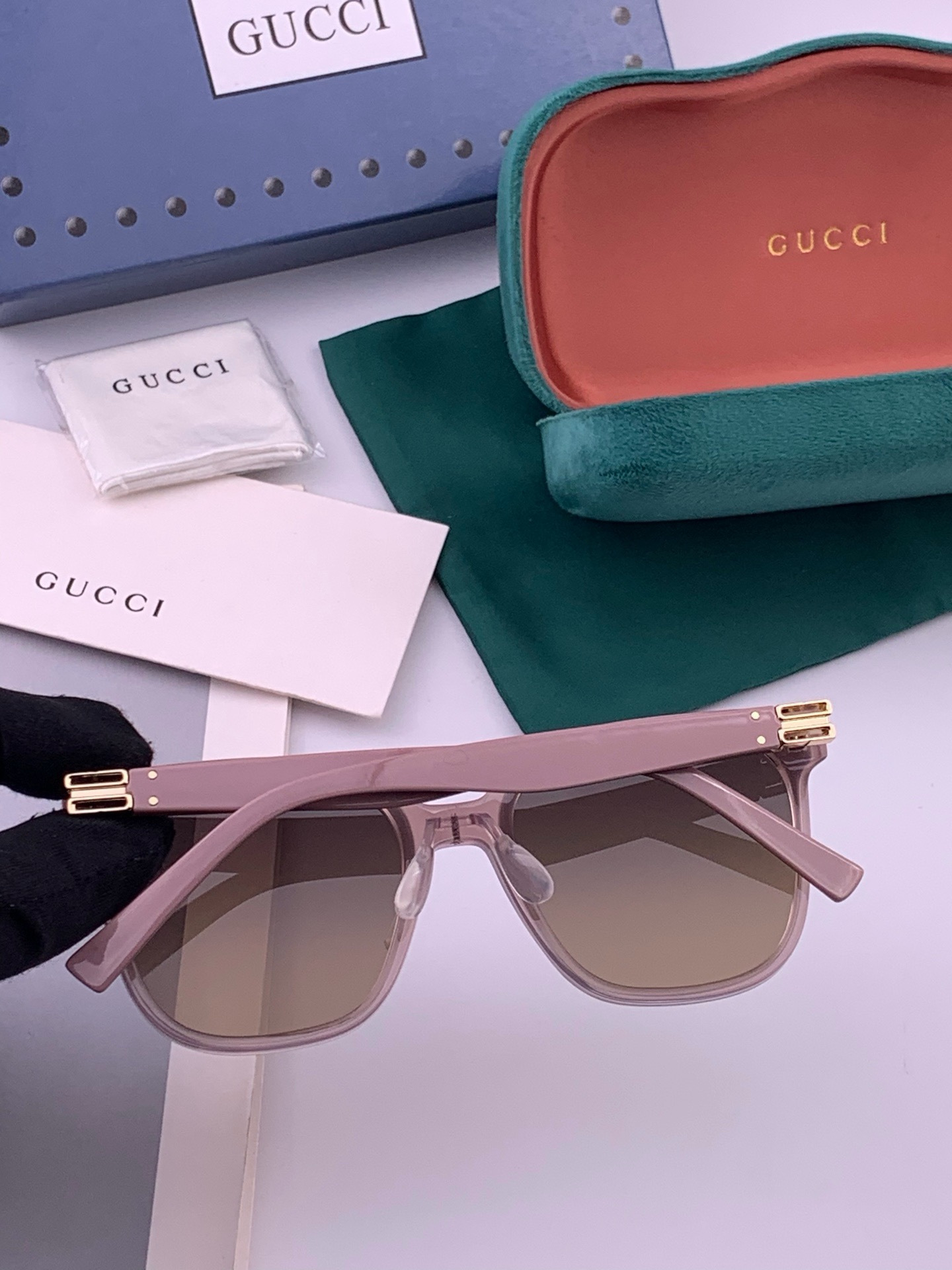 GUCCI  新款尼龙偏光太眼镜，情侣款时尚方框太阳镜佩戴舒适网红潮流款墨镜，大气女人范儿，大脸小脸都好看 ！型号：G2