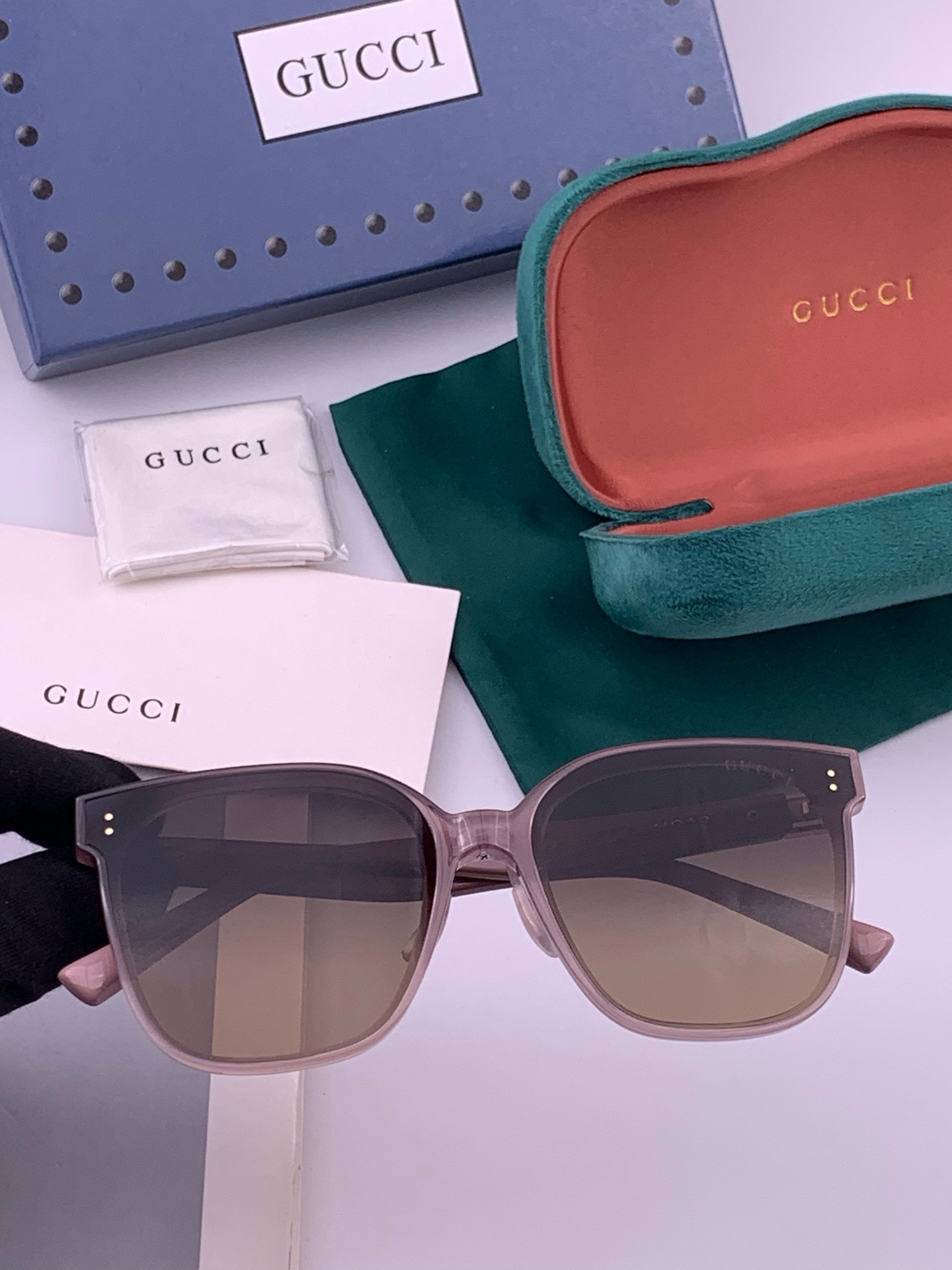 GUCCI  新款尼龙偏光太眼镜，情侣款时尚方框太阳镜佩戴舒适网红潮流款墨镜，大气女人范儿，大脸小脸都好看 ！型号：G2