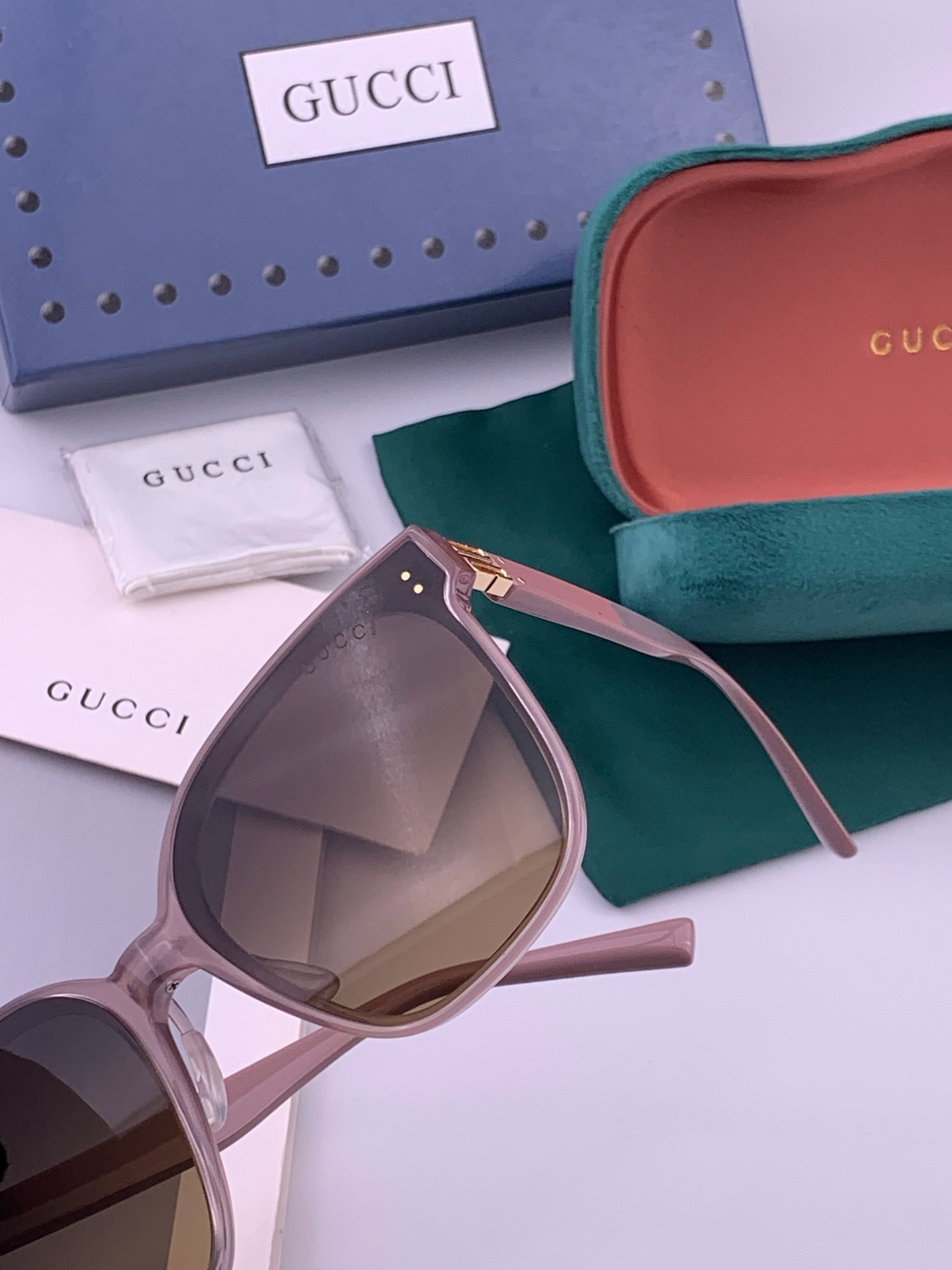 GUCCI  新款尼龙偏光太眼镜，情侣款时尚方框太阳镜佩戴舒适网红潮流款墨镜，大气女人范儿，大脸小脸都好看 ！型号：G2