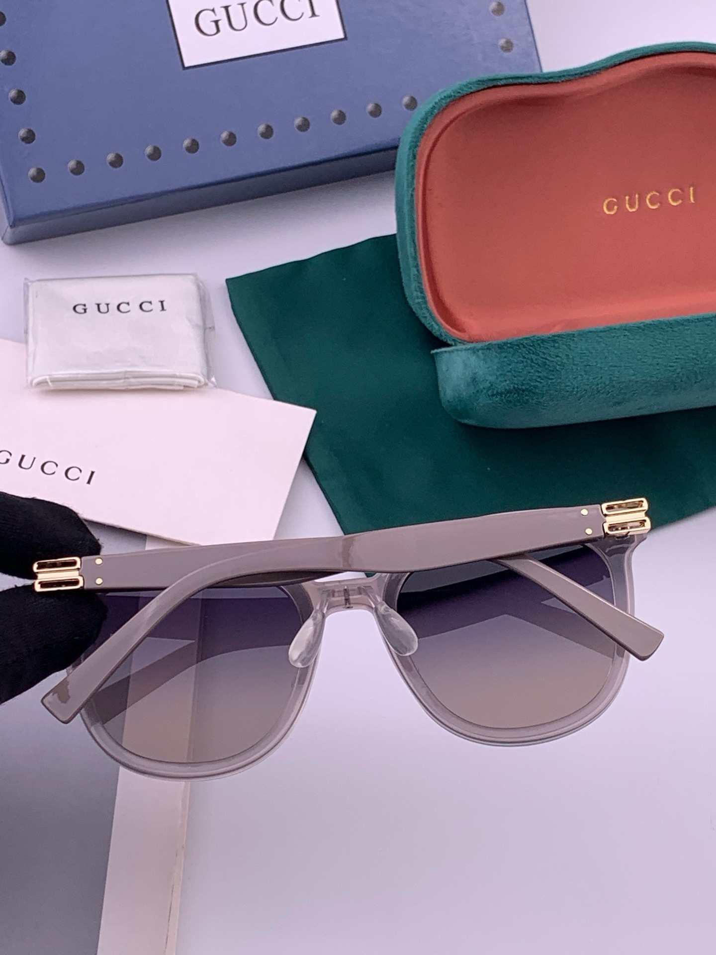 GUCCI  新款尼龙偏光太眼镜，情侣款时尚方框太阳镜佩戴舒适网红潮流款墨镜，大气女人范儿，大脸小脸都好看 ！型号：G2