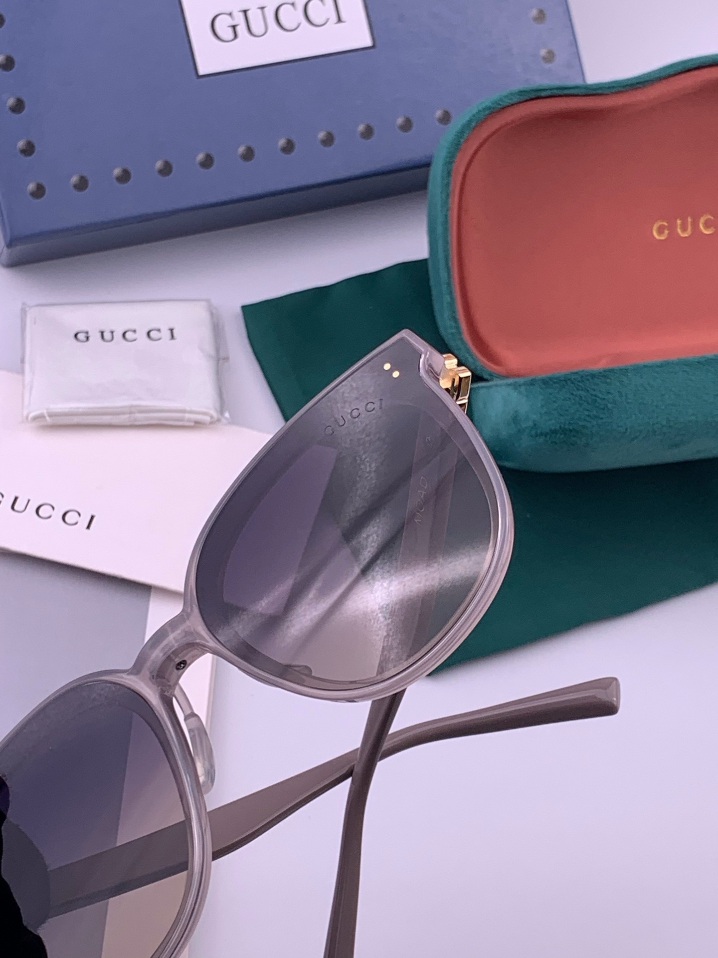 GUCCI  新款尼龙偏光太眼镜，情侣款时尚方框太阳镜佩戴舒适网红潮流款墨镜，大气女人范儿，大脸小脸都好看 ！型号：G2
