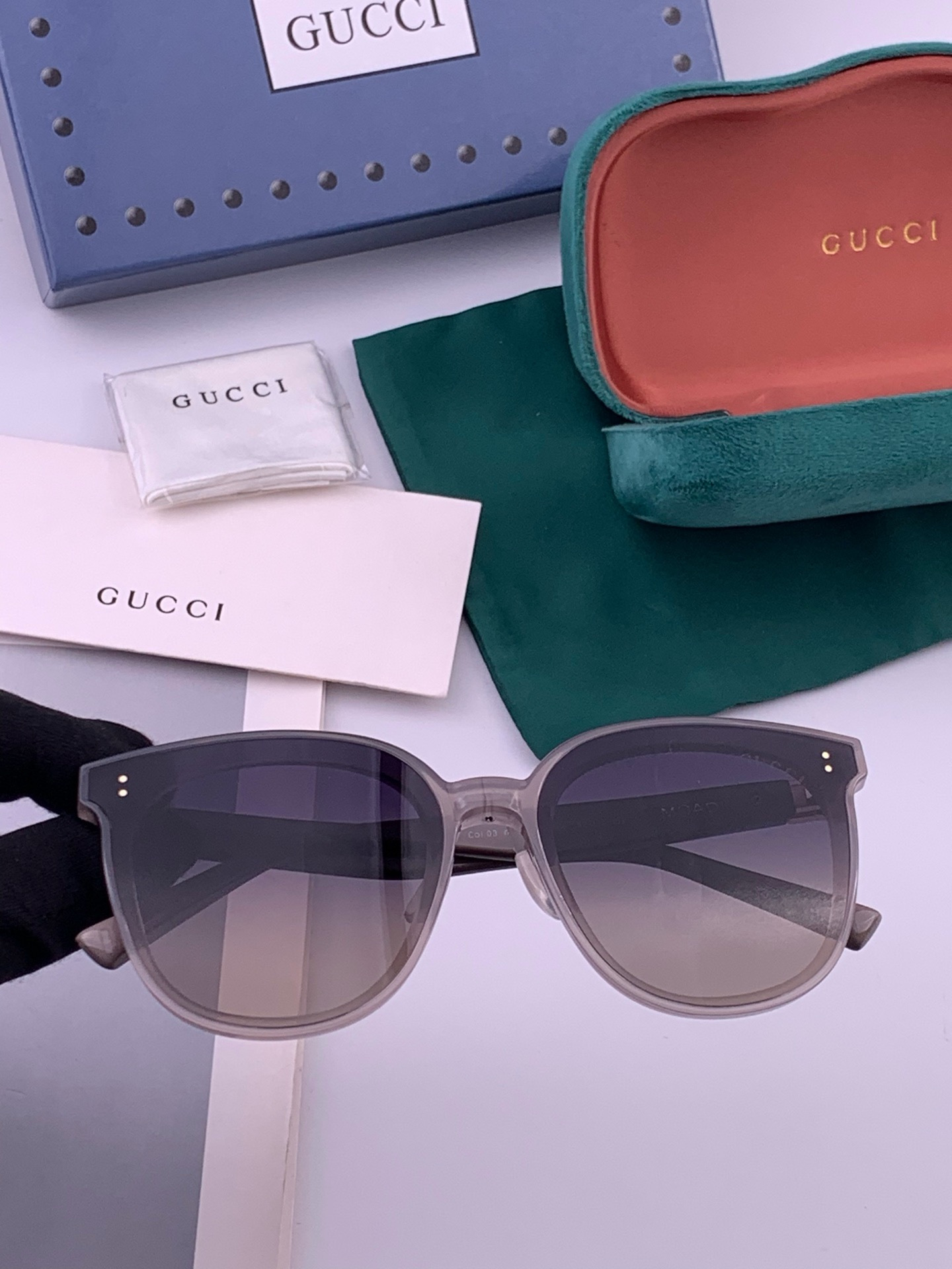 GUCCI  新款尼龙偏光太眼镜，情侣款时尚方框太阳镜佩戴舒适网红潮流款墨镜，大气女人范儿，大脸小脸都好看 ！型号：G2