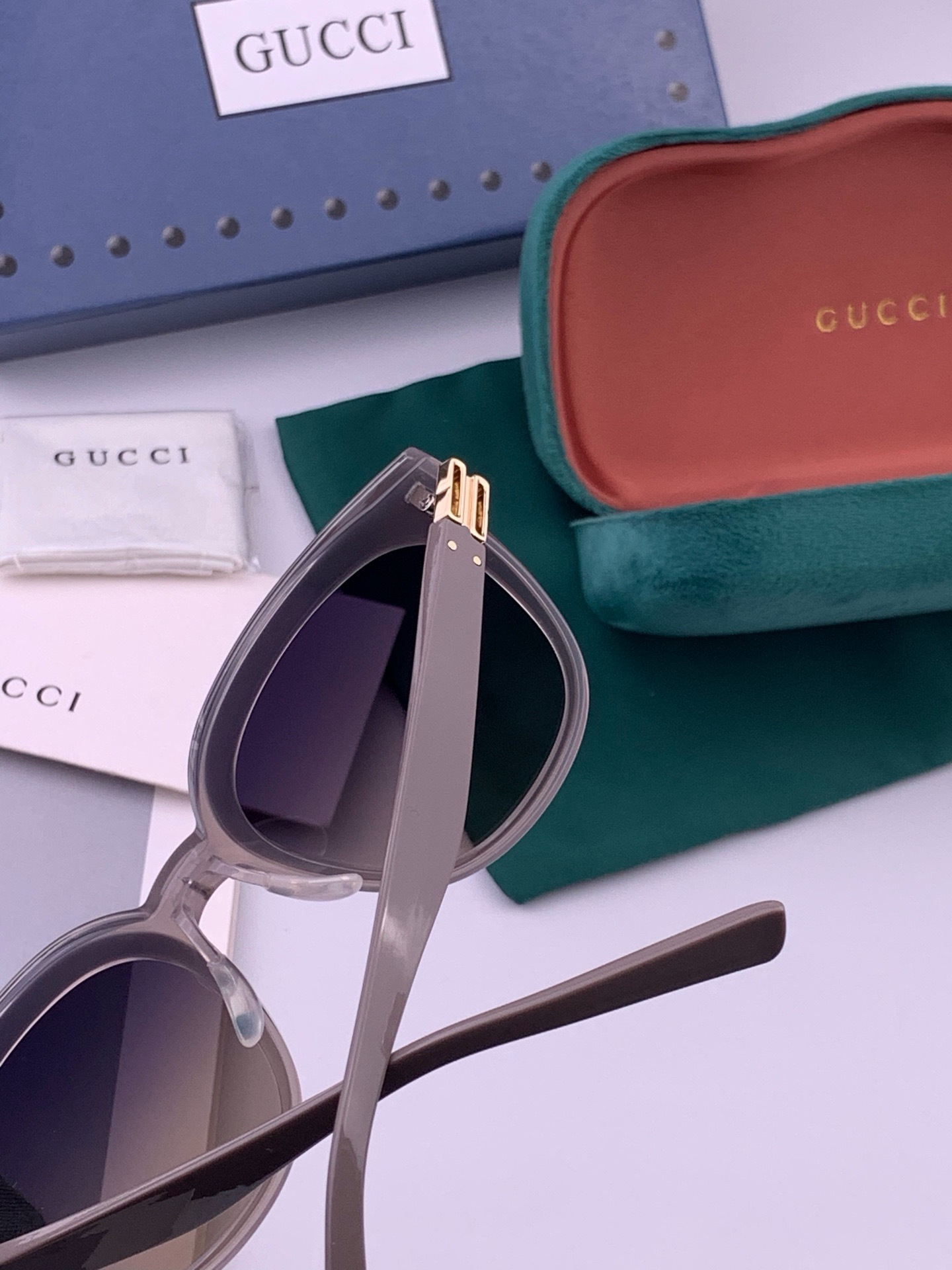 GUCCI  新款尼龙偏光太眼镜，情侣款时尚方框太阳镜佩戴舒适网红潮流款墨镜，大气女人范儿，大脸小脸都好看 ！型号：G2