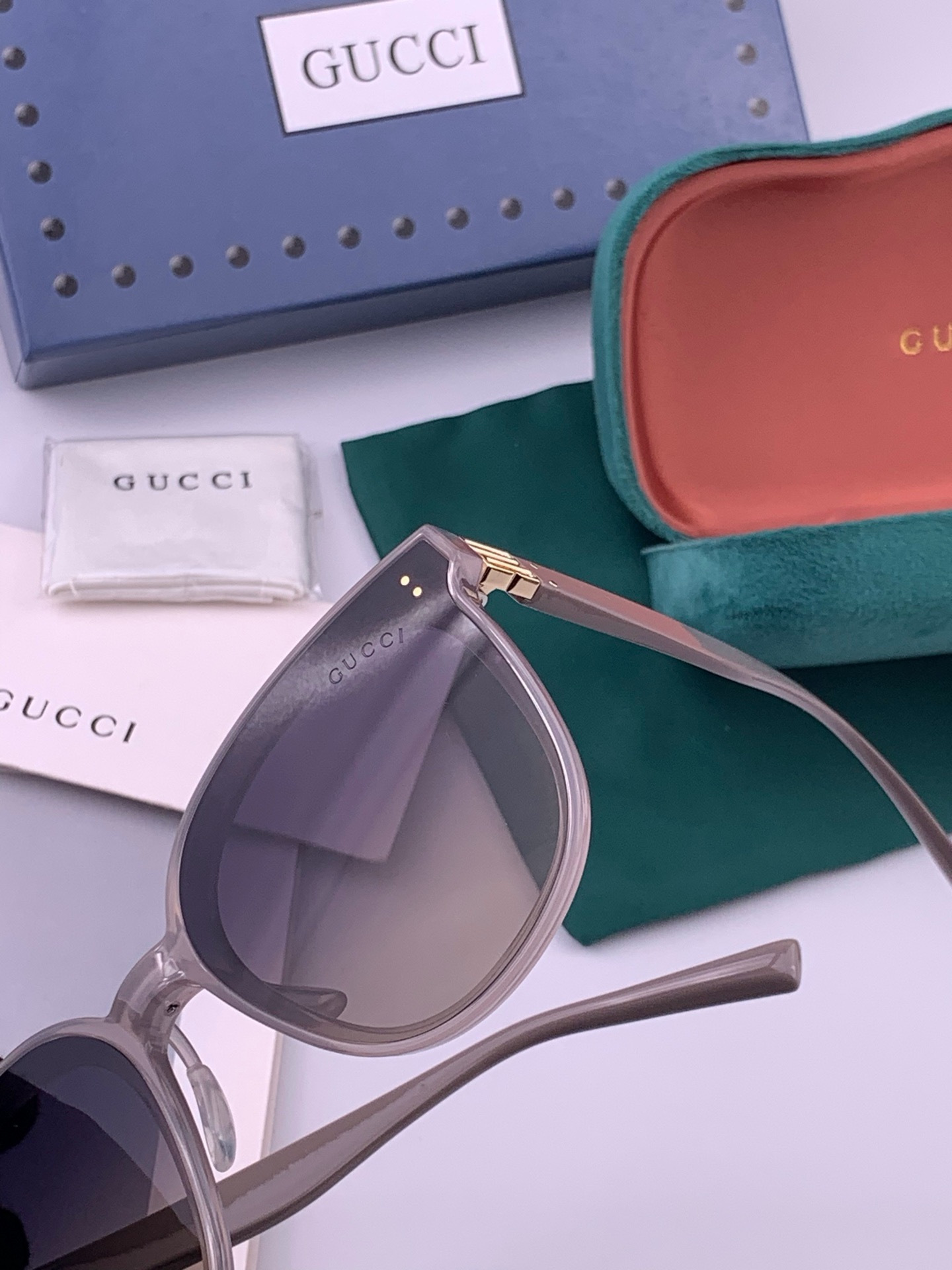 GUCCI  新款尼龙偏光太眼镜，情侣款时尚方框太阳镜佩戴舒适网红潮流款墨镜，大气女人范儿，大脸小脸都好看 ！型号：G2