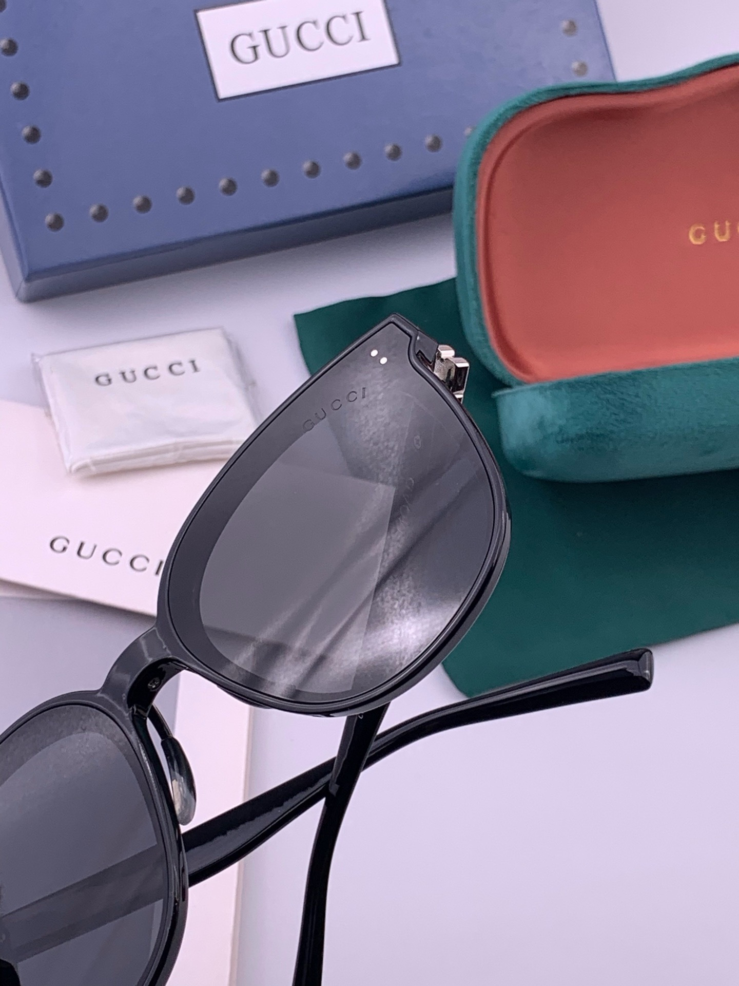 GUCCI  新款尼龙偏光太眼镜，情侣款时尚方框太阳镜佩戴舒适网红潮流款墨镜，大气女人范儿，大脸小脸都好看 ！型号：G2