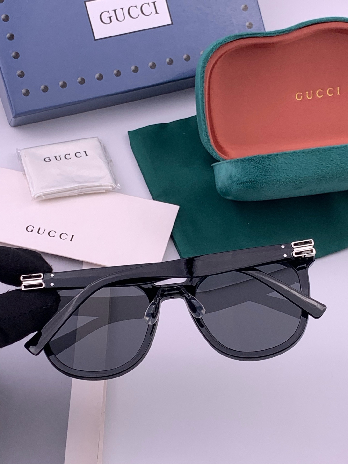 GUCCI  新款尼龙偏光太眼镜，情侣款时尚方框太阳镜佩戴舒适网红潮流款墨镜，大气女人范儿，大脸小脸都好看 ！型号：G2