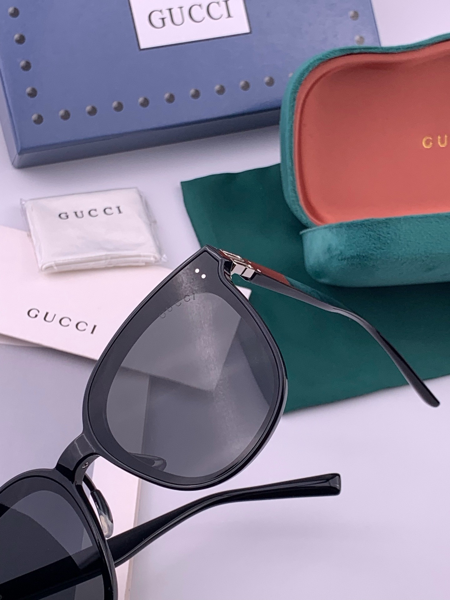 GUCCI  新款尼龙偏光太眼镜，情侣款时尚方框太阳镜佩戴舒适网红潮流款墨镜，大气女人范儿，大脸小脸都好看 ！型号：G2